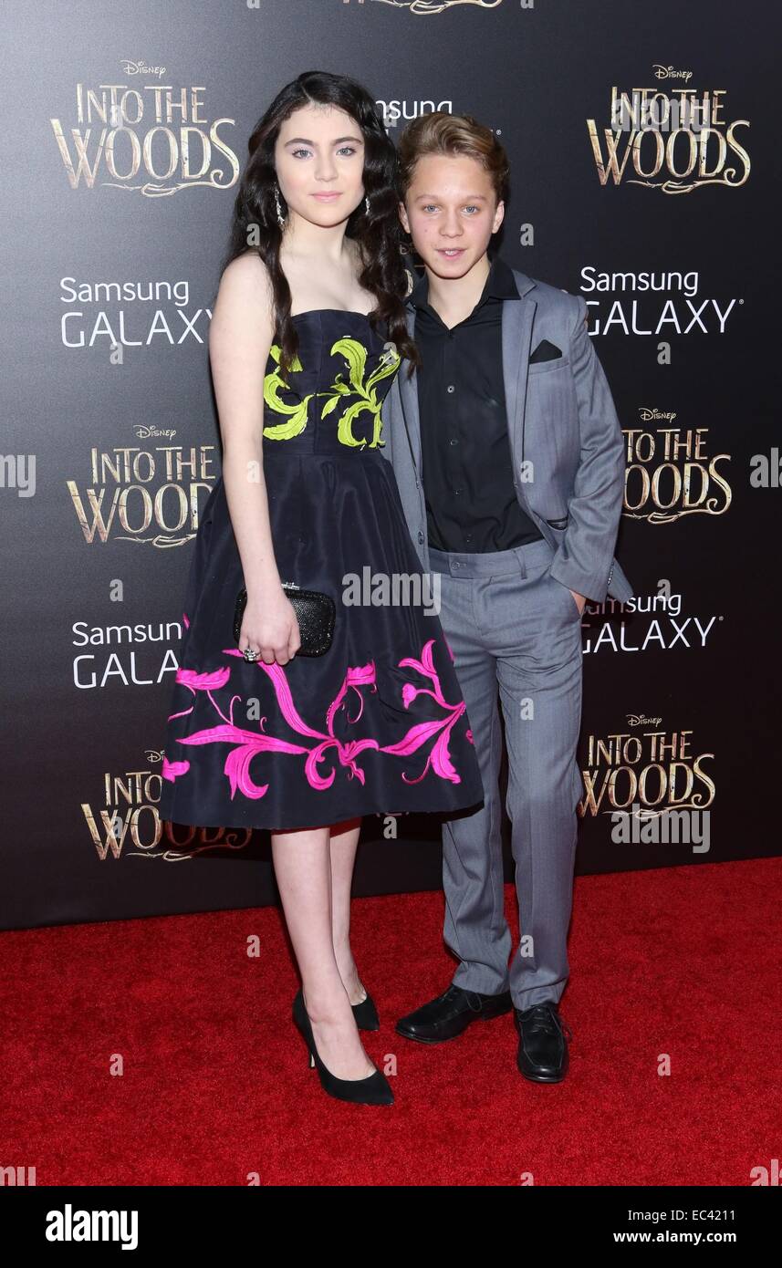 New York, NY, USA. 8. Dezember 2014. Lilla Crawford, Daniel Huttlestone im Ankunftsbereich für in THE WOODS Weltpremiere, The Ziegfeld Theatre, New York, NY 8. Dezember 2014. Bildnachweis: Andres Otero/Everett Collection/Alamy Live-Nachrichten Stockfoto
