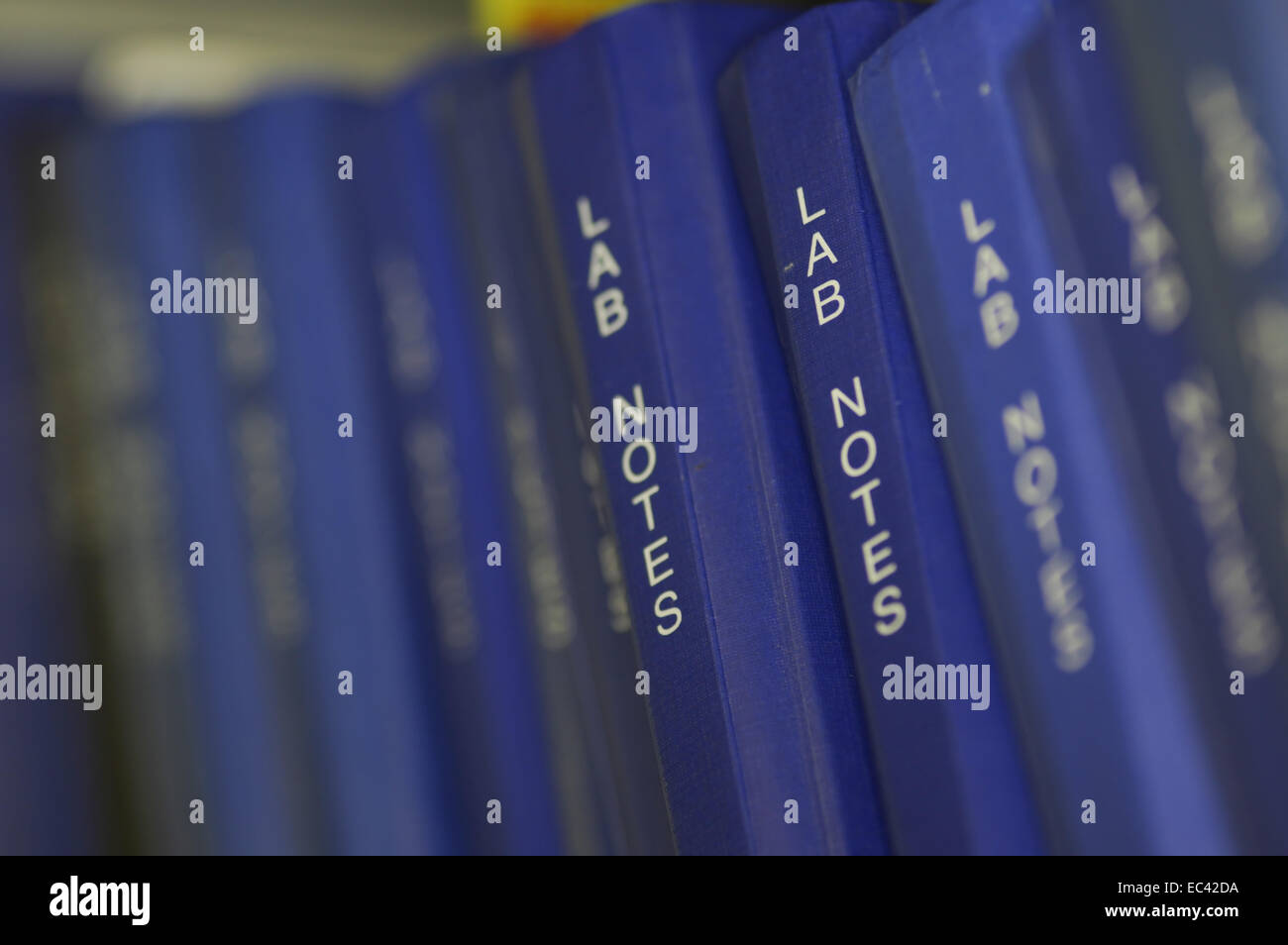 Gesäumt von Lab Bücher - GLP standard, Labor Stockfoto