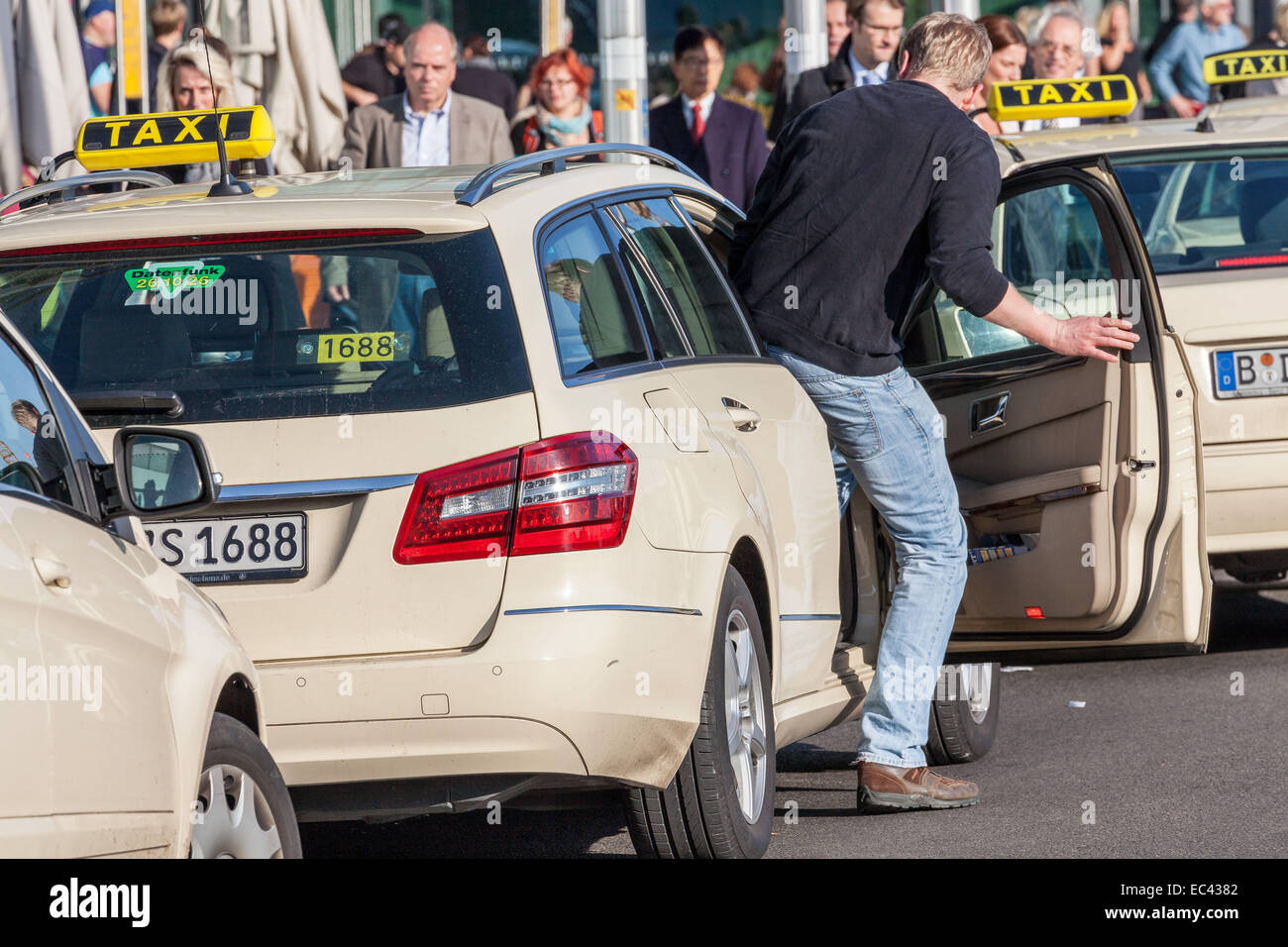 An ein Taxi hält Platz vor den wichtigsten Bahnhof in Berlin Stockfoto