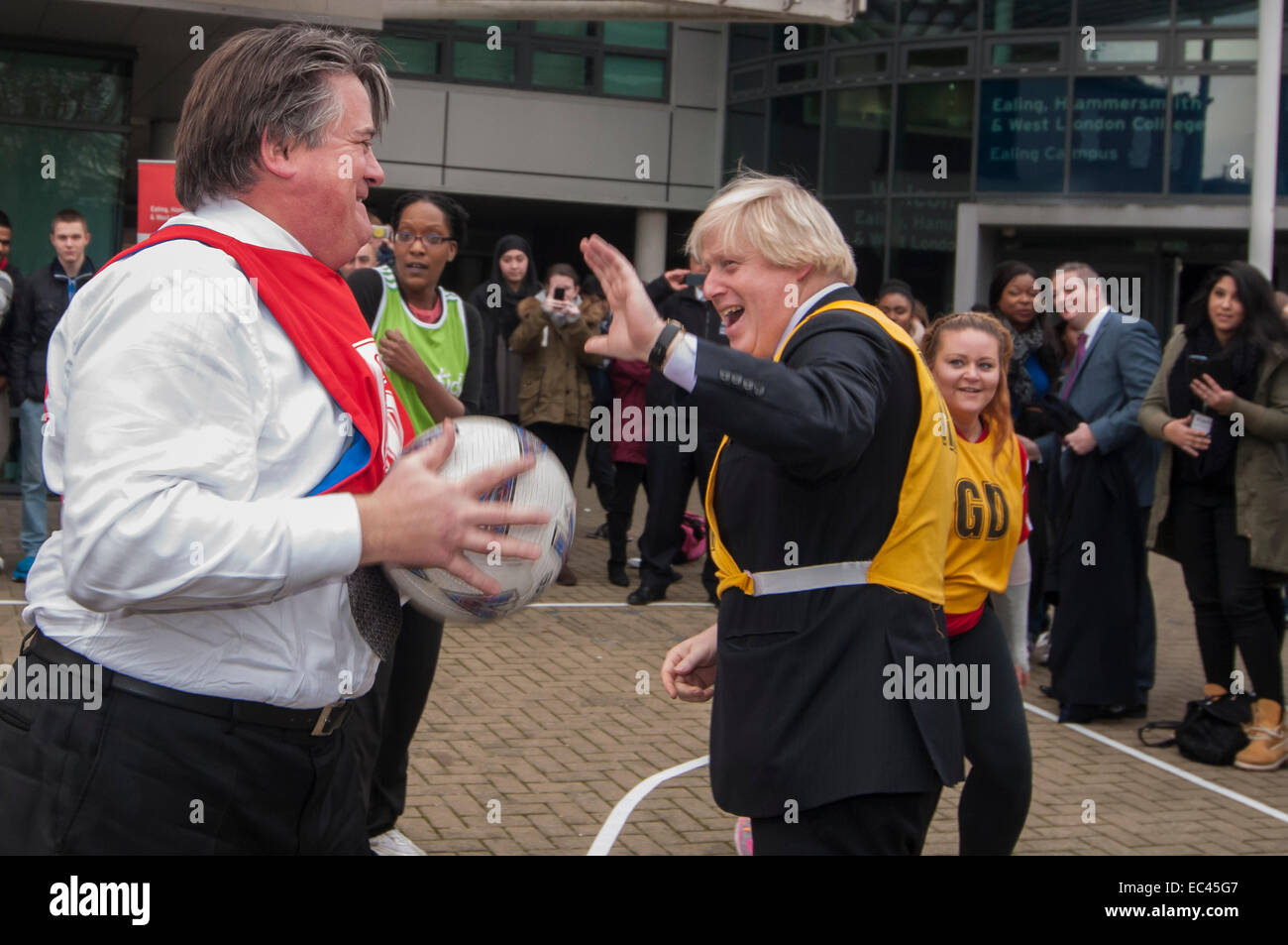 London, UK. 9. Dezember 2014.  Bürgermeister von London, Boris Johnson, und Bürgermeister und Vizebürgermeister für Policing und Kriminalität, Stephen Greenhalgh am College in Ealing, Hammersmith und Fulham nach dem Start einer neuen Initiative, schwarz und Angehörigen ethnischer Minderheiten Bewerbern getroffen habe, Teilnahme an ein Korbball-Match zwischen Ealing Polizisten und ein Team von der Hochschule zu erhöhen. Bildnachweis: Stephen Chung/Alamy Live-Nachrichten Stockfoto