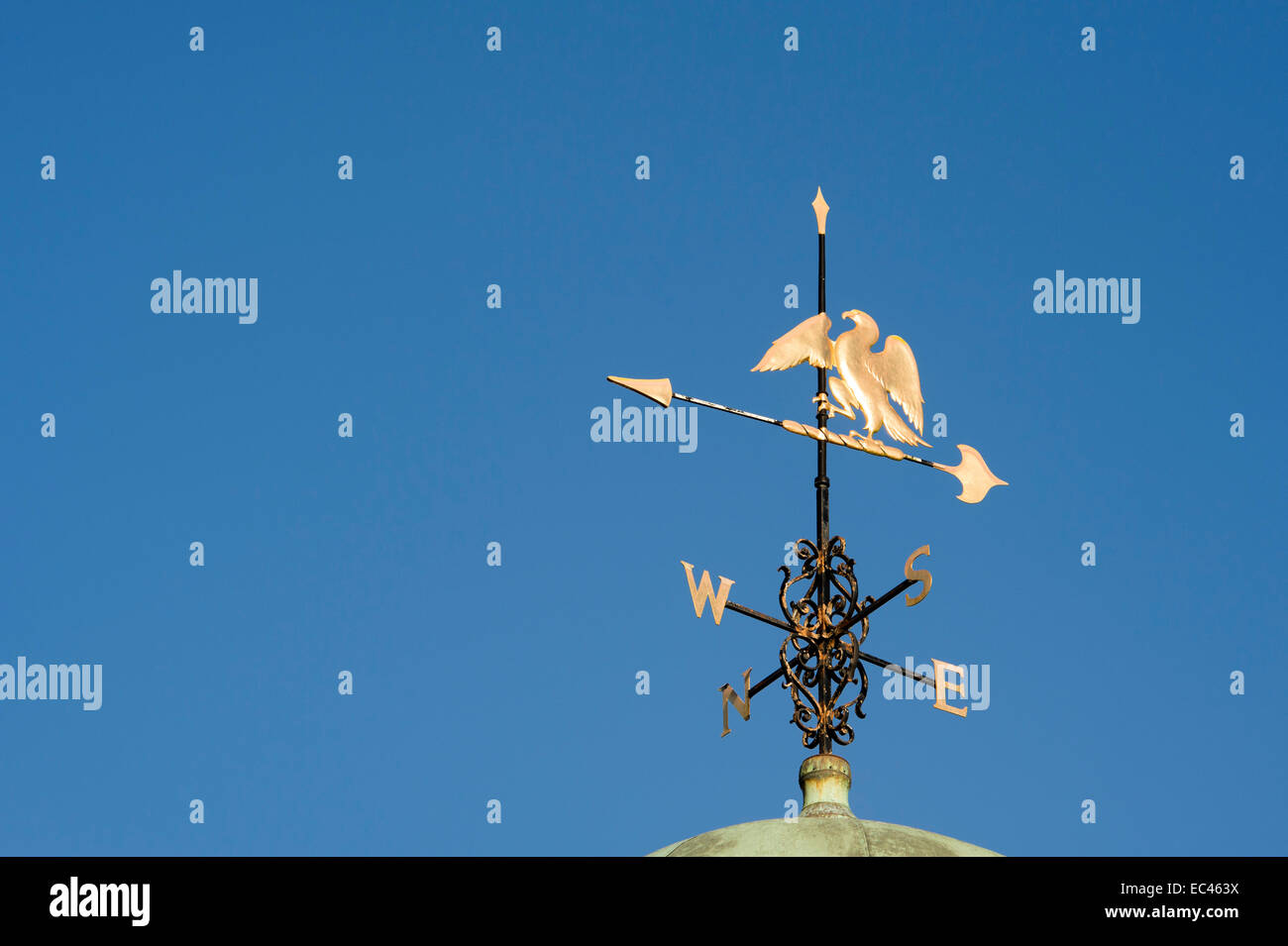 Vergoldete Adler / Vogel Wetterfahne vor blauem Himmel Stockfoto