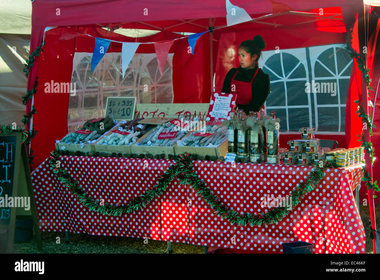 Stall verkaufen französische Speisen, Christmas Fayre, Jimmys Farm, Ipswich, Suffolk, UK Stockfoto