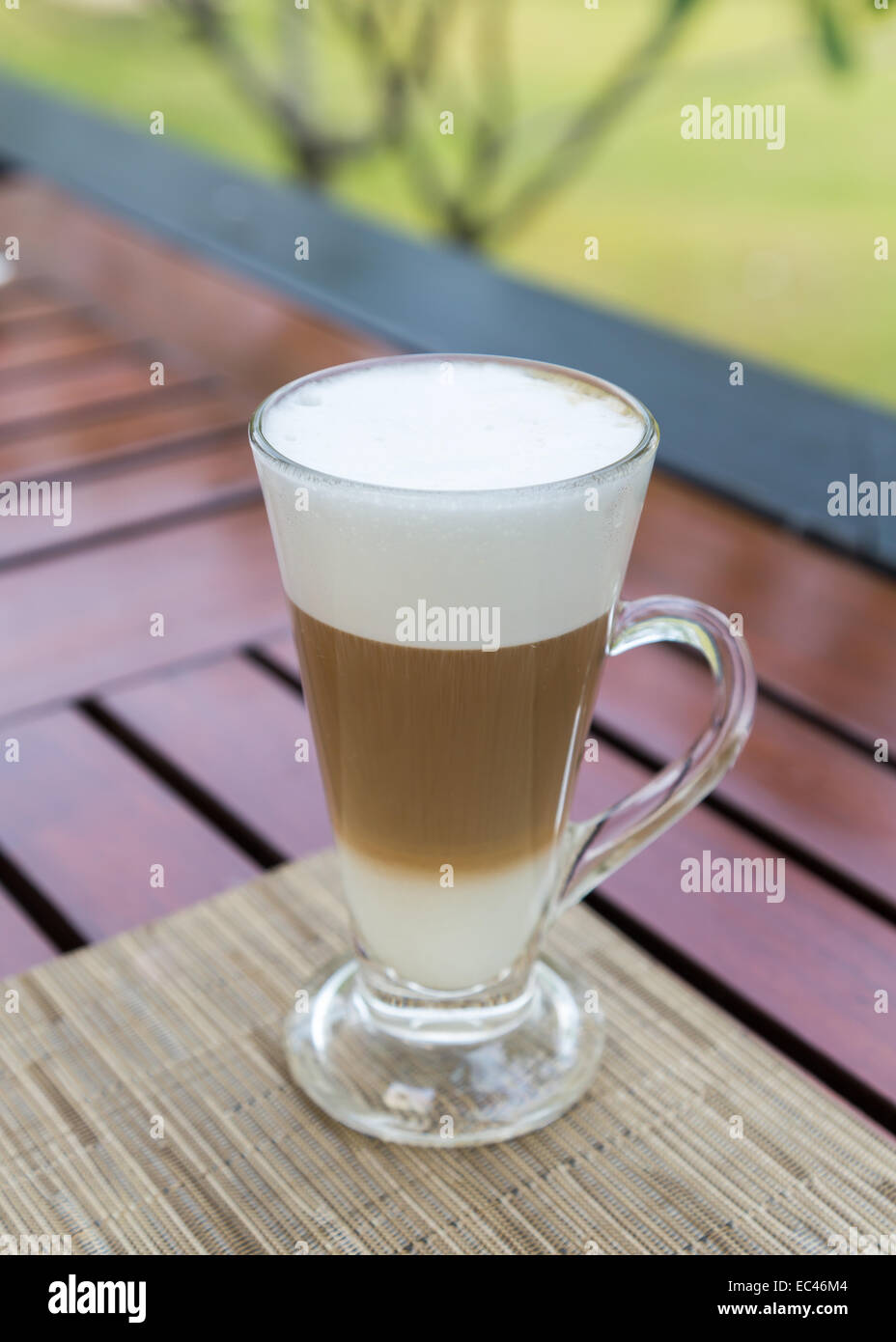 Latte Macchiato im Glas mit Milchschaum. Stockfoto