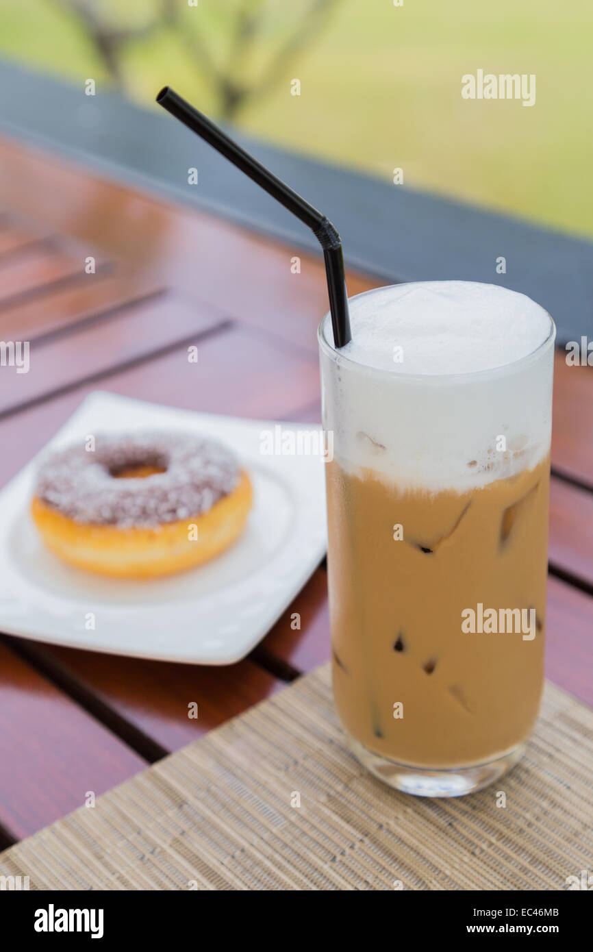 Eiskaffee in ein Glas mit Milchschaum. Stockfoto