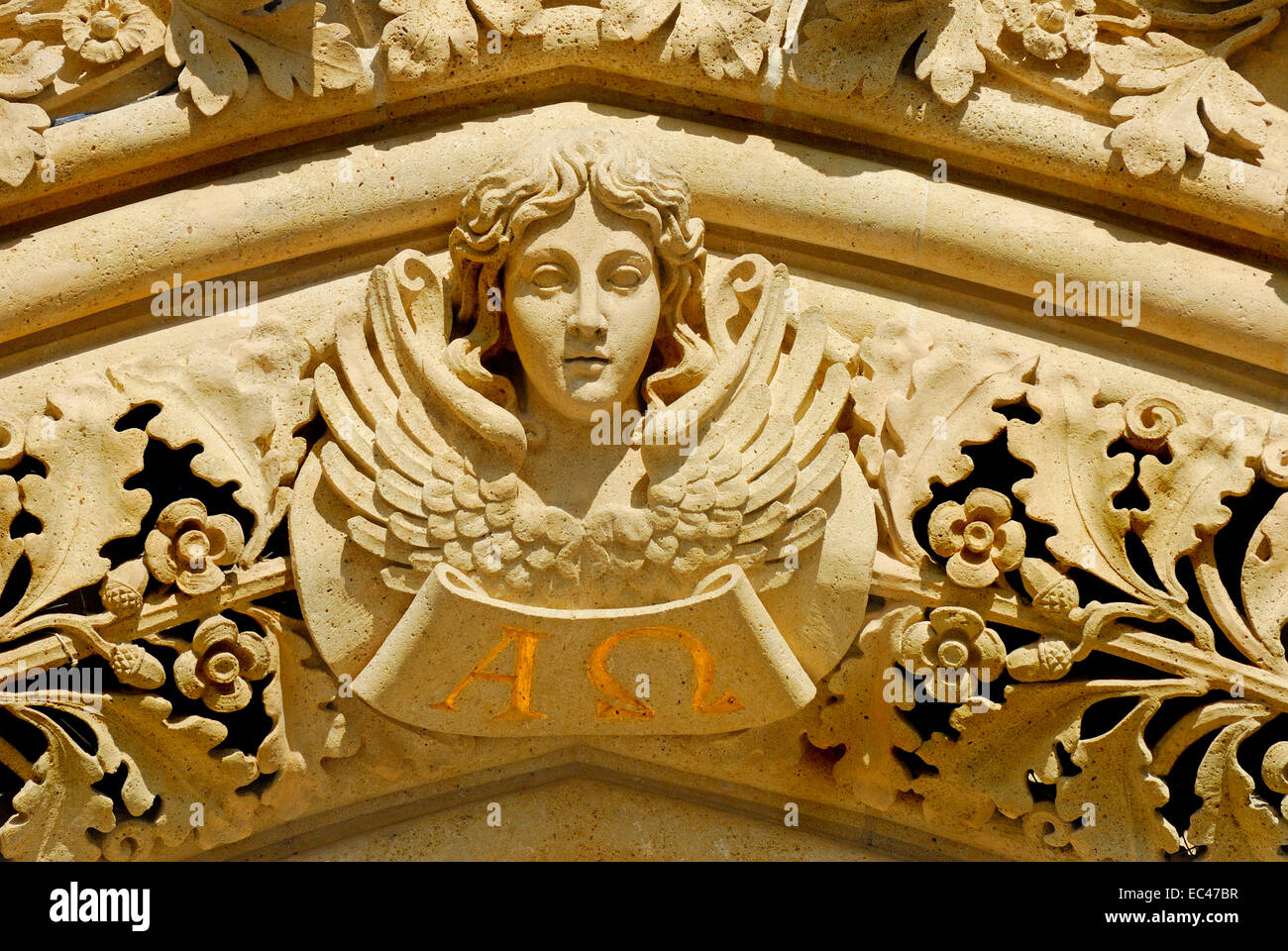 Zagreb, Kroatien. Kathedrale der Himmelfahrt der Jungfrau Maria (Katedrala Marijina Uznesenja) Fassade Detail - Alpha und Frimenname Stockfoto