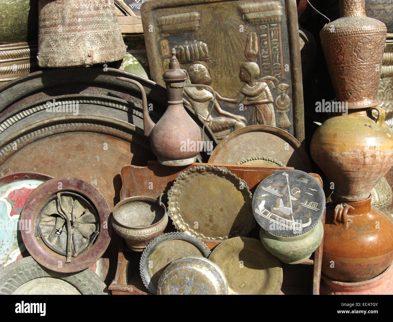 Antiquitäten aus Metall Khan el Khalili, Kairo, Ägypten Stockfoto