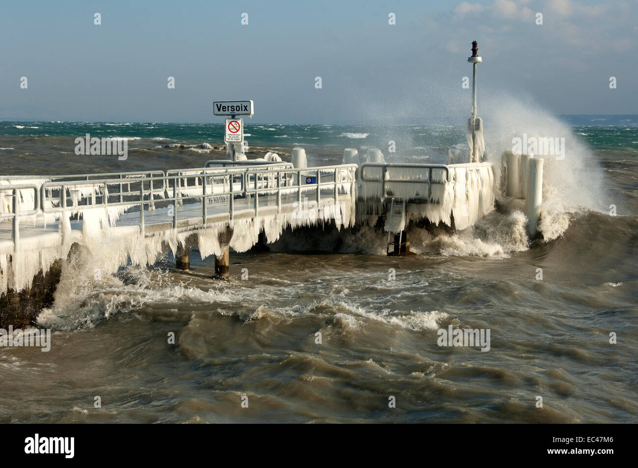 Eisbedeckten Bootssteg in einem Wintersturm in den Genfersee in Versoix bei Genf, Schweiz Stockfoto