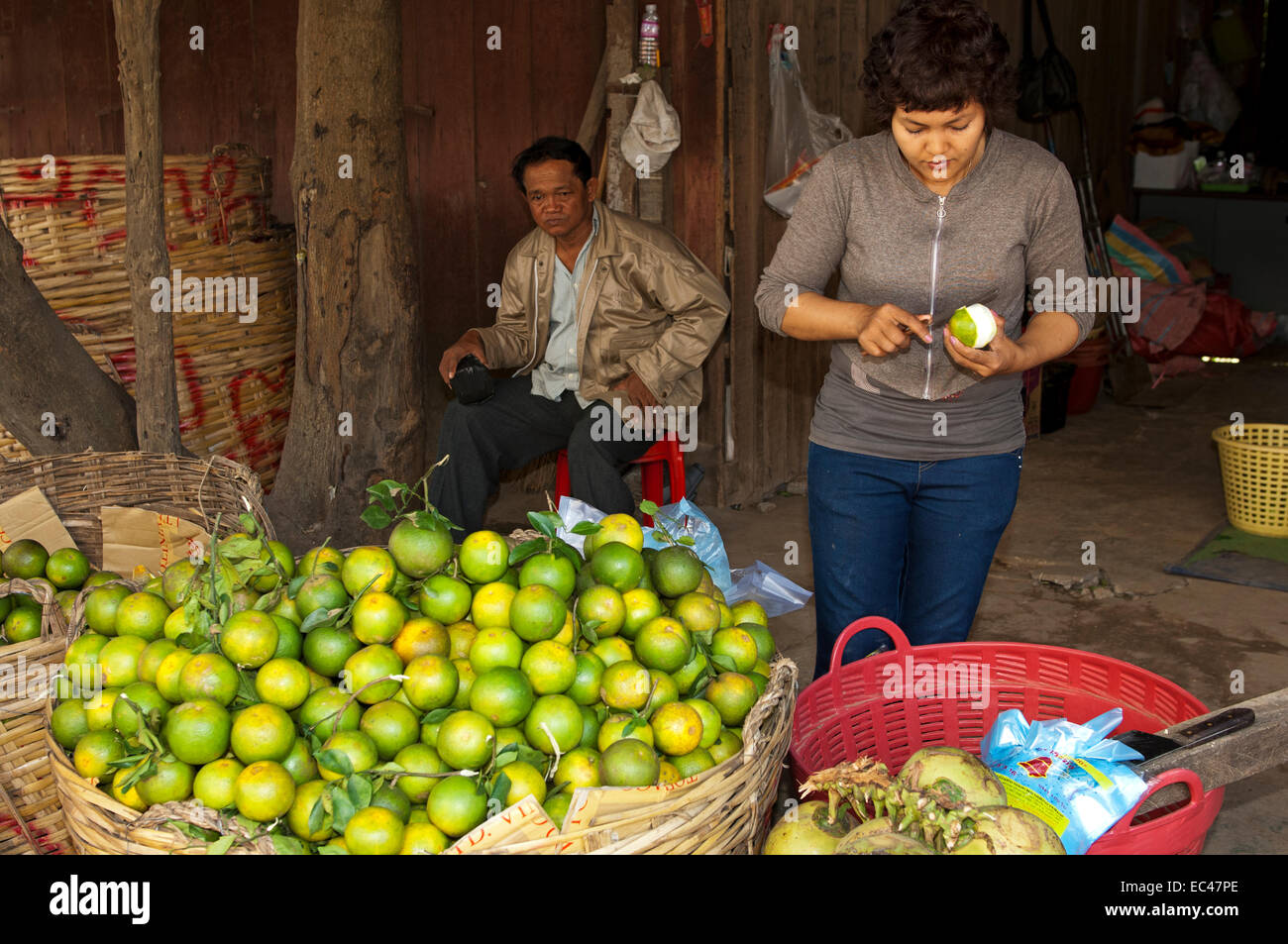 Körbe voller Orangen bei einem Obsthändler auf einem Gemüsemarkt, Battambang, Kambodscha Stockfoto