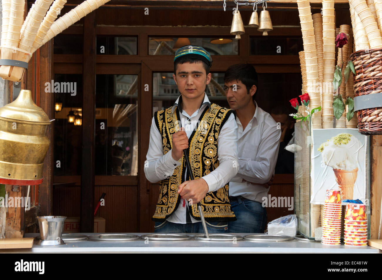 Eisverkäufer in einem traditionellen türkischen Kleid an einer Eisdiele, Istanbul, Türkei Stockfoto