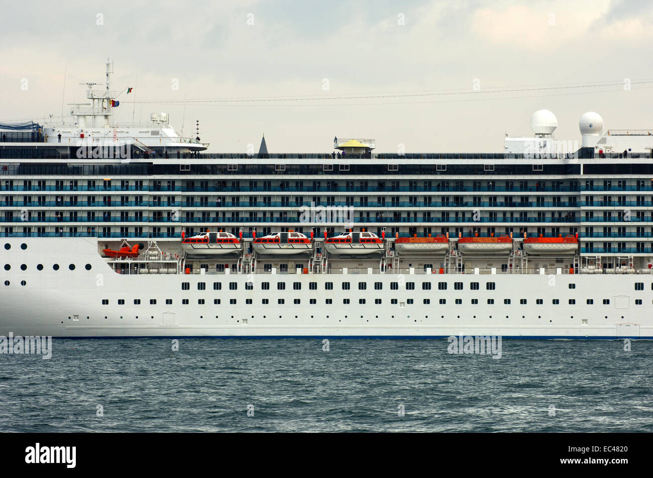 Backbordseite der Kreuzfahrt Schiff Costa Atlantica mit Rettungsinseln, Bosporus aus Istanbul, Türkei Stockfoto