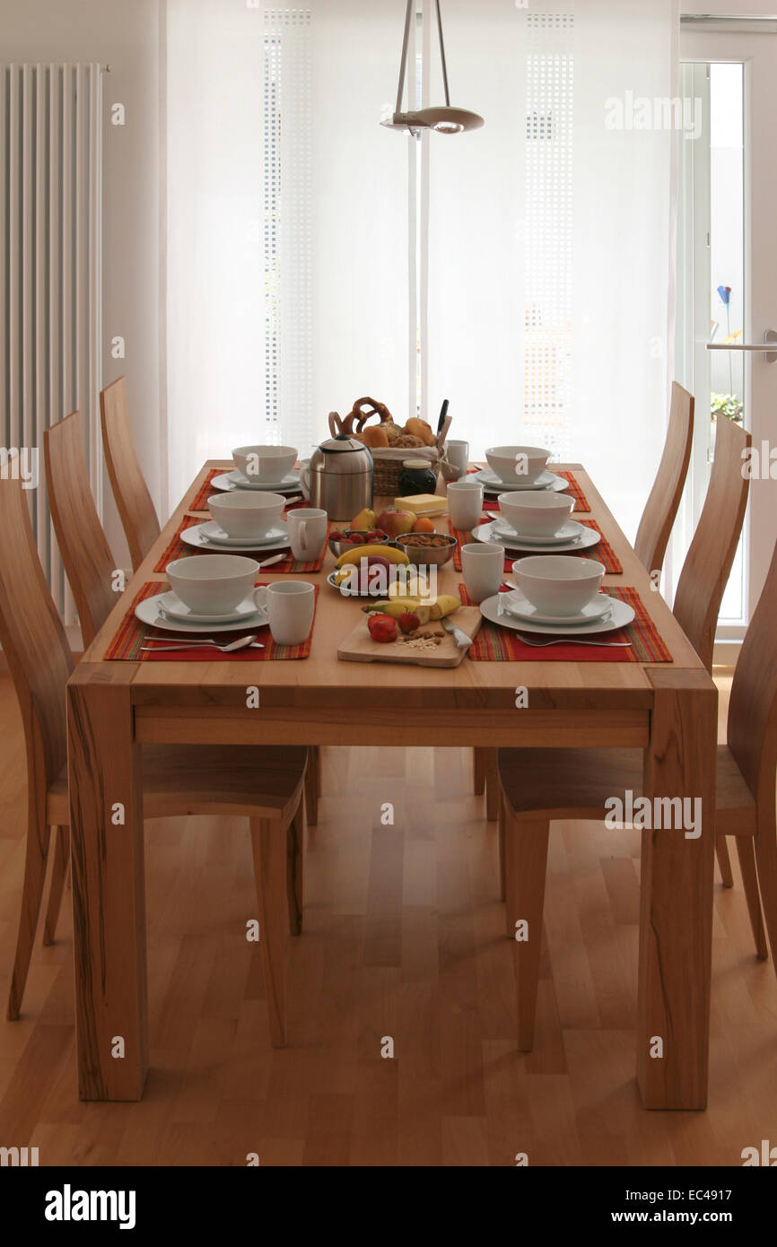 Brunch am Sonntag Morgen Wochenende Frühstückstisch gedeckt Stockfoto