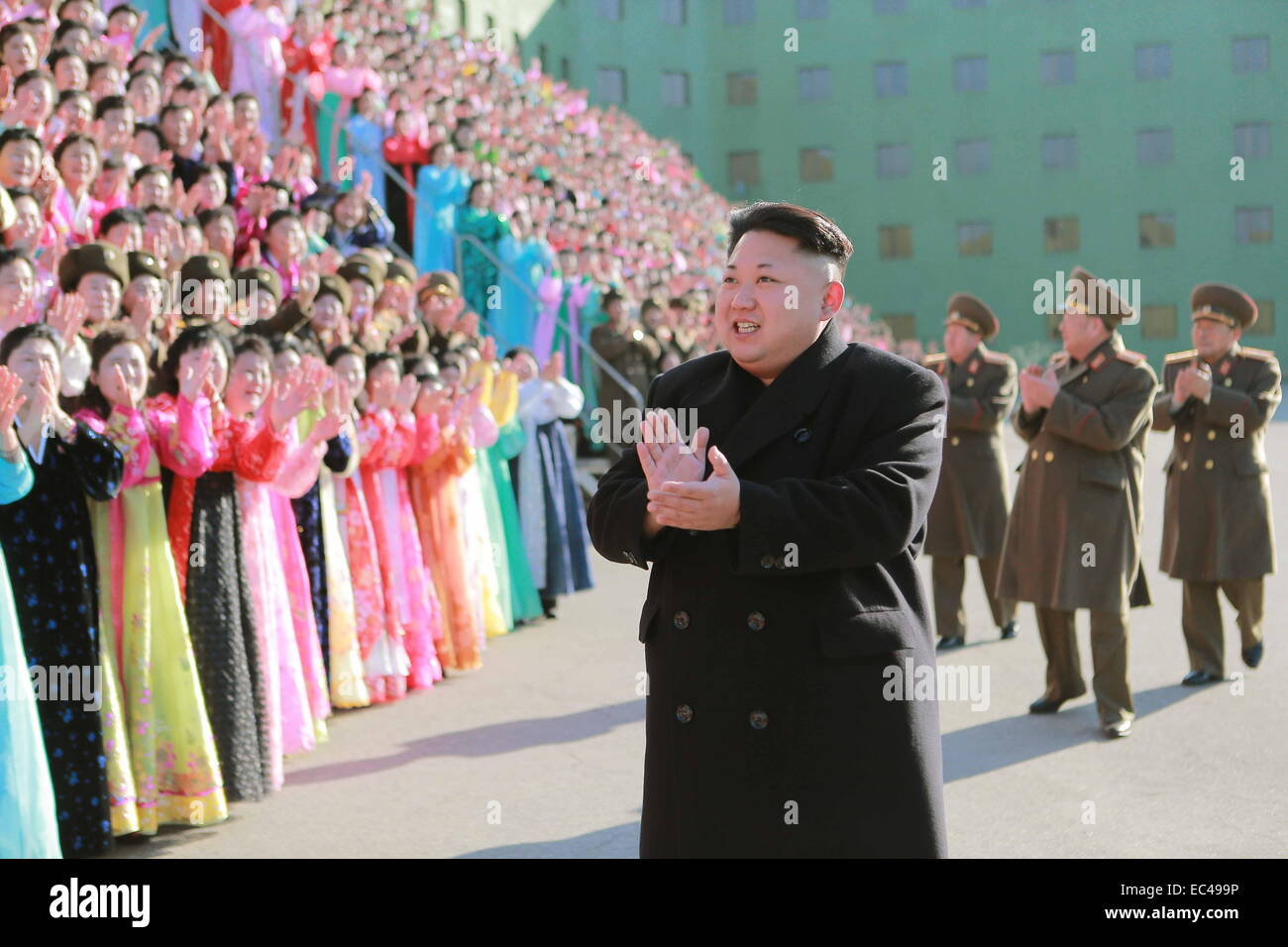 Pjöngjang, Nordkorea. 9. Dezember 2014. Foto zur Verfügung gestellt von Korean Central News Agency (KCNA) am 9. Dezember 2014 zeigt Top-Leader der Demokratischen Volksrepublik Korea (DVRK) Kim Jong Un (vorne) applaudieren vor den Teilnehmern in der zweiten Sitzung der KPA vorbildlich Soldaten der Familien. Bildnachweis: KCNA/Xinhua/Alamy Live-Nachrichten Stockfoto