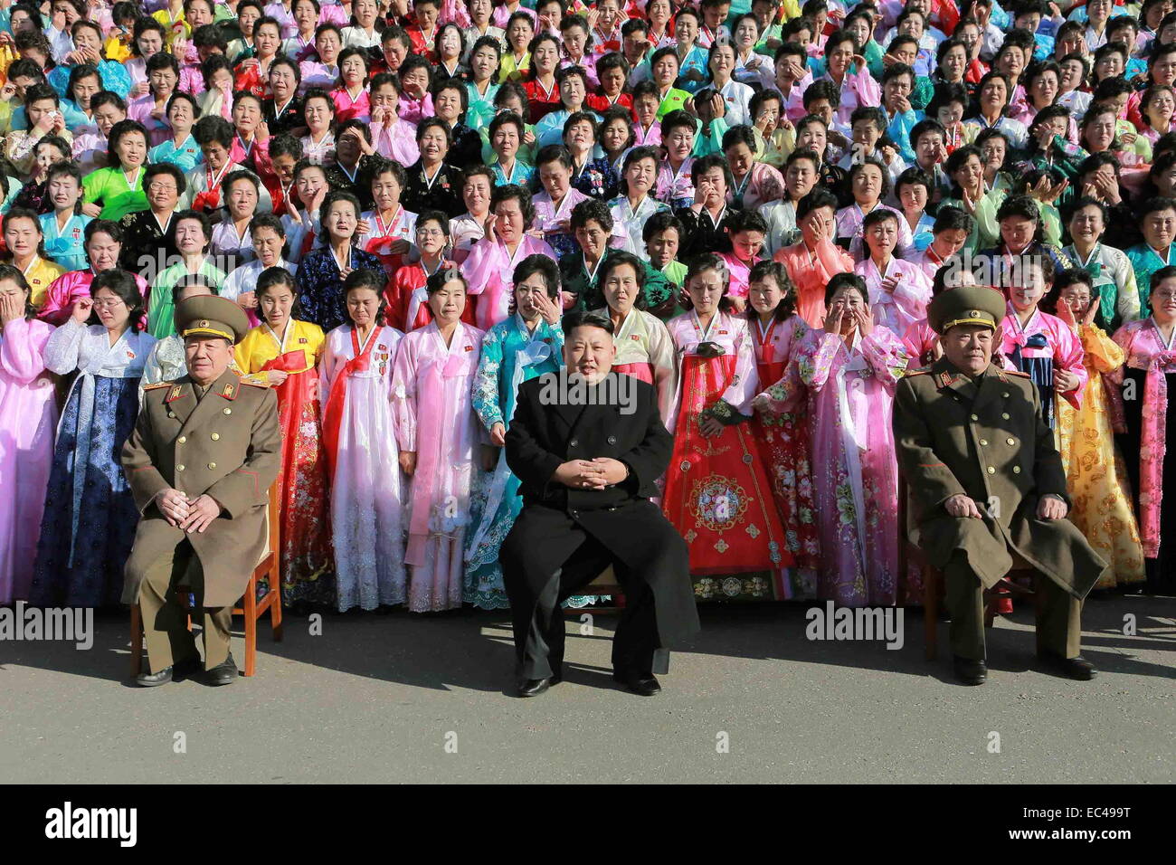 Pjöngjang, Nordkorea. 9. Dezember 2014. Foto zur Verfügung gestellt von Korean Central News Agency (KCNA) am 9. Dezember 2014 zeigt Top-Leader der Demokratischen Volksrepublik Korea (DVRK) Kim Jong Un (C vorne) haben eine Foto-Session mit den Teilnehmern in der zweiten Sitzung der KPA vorbildlich Soldaten der Familien. Bildnachweis: KCNA/Xinhua/Alamy Live-Nachrichten Stockfoto