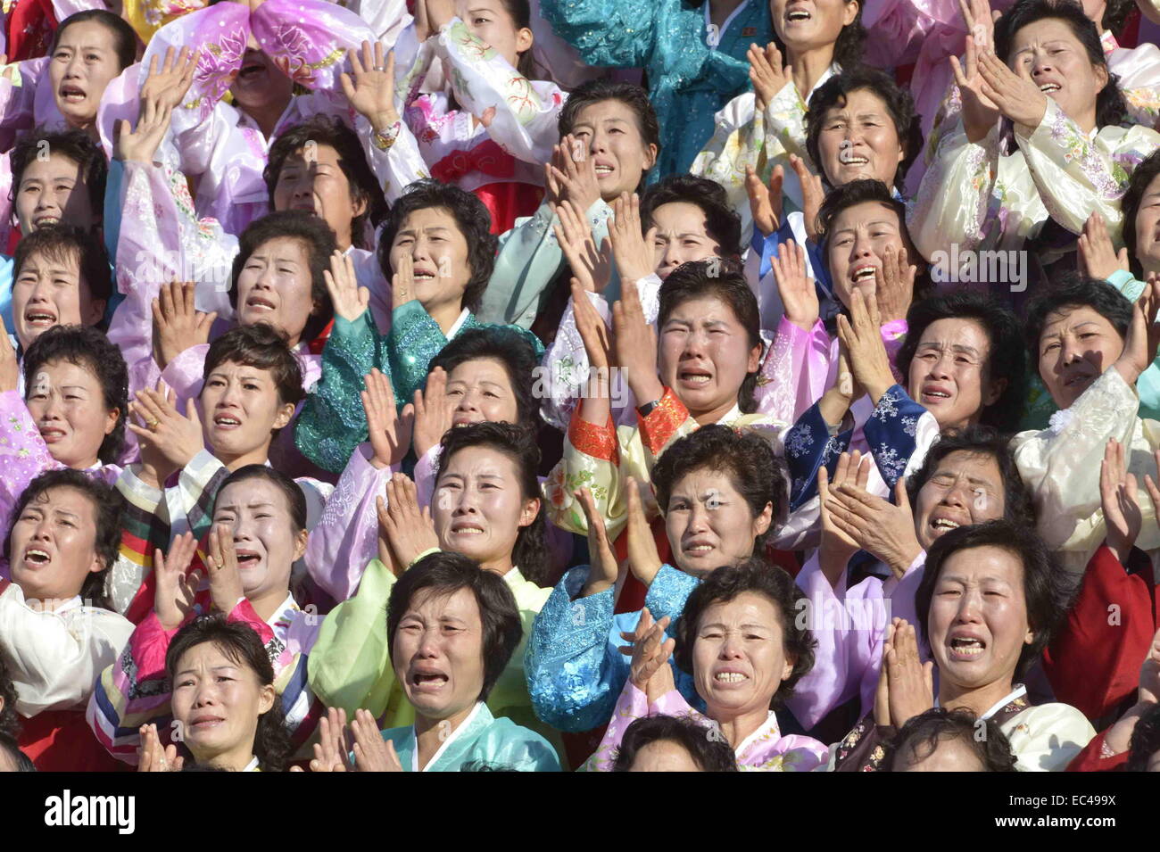 Pjöngjang, Nordkorea. 9. Dezember 2014. Foto zur Verfügung gestellt von Korean Central News Agency (KCNA) am 9. Dezember 2014 zeigt Top-Leader der Demokratischen Volksrepublik Korea (DVRK) Kim Jong Un (unsichtbaren) haben eine Foto-Session mit den Teilnehmern in der zweiten Sitzung der KPA vorbildlich Soldaten der Familien. Bildnachweis: KCNA/Xinhua/Alamy Live-Nachrichten Stockfoto