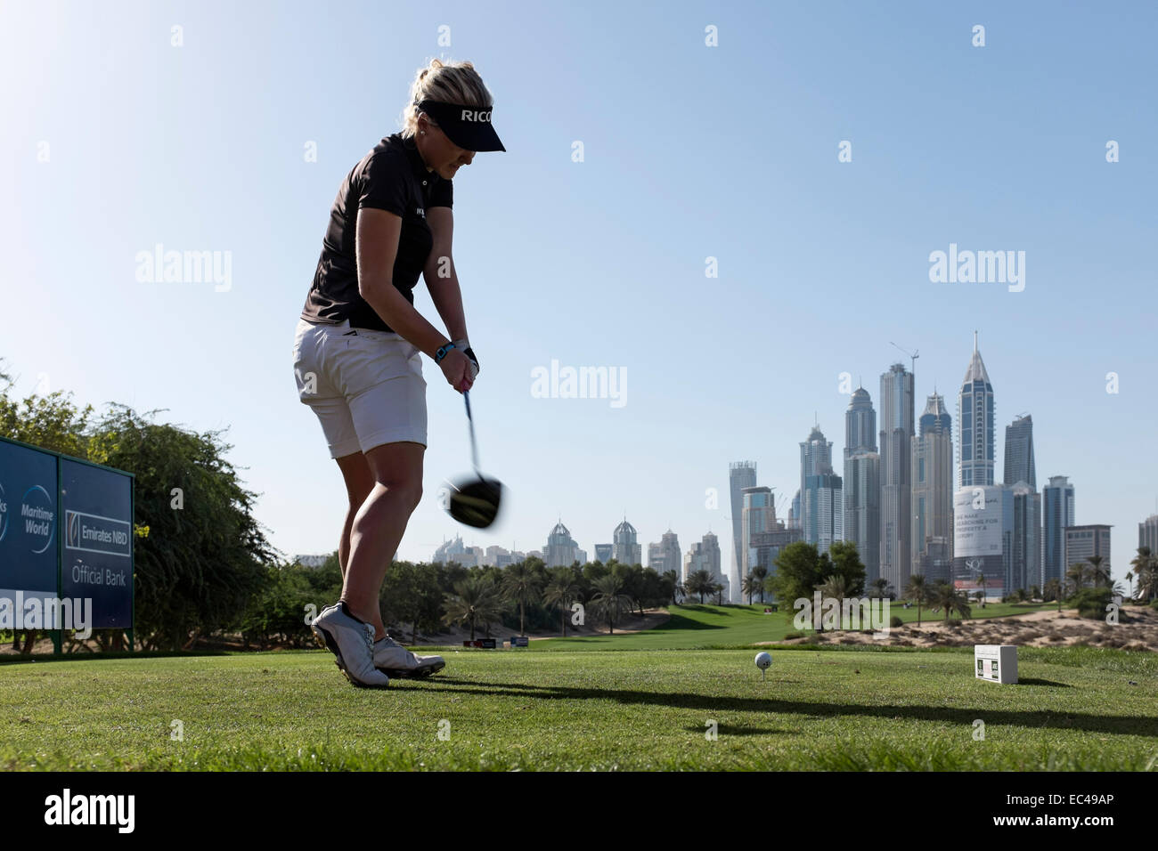 Dubai, Vereinigte Arabische Emirate. 9. Dezember 2014. Charley Hull England Abschlag vom 8. Abschlag im Emirates Golf Club beim pro-am Wettbewerb vor dem Omega Dubai Ladies Masters Golf-Turnier in Dubai-Vereinigte Arabische Emirate-Credit: Iain Masterton/Alamy Live News Stockfoto