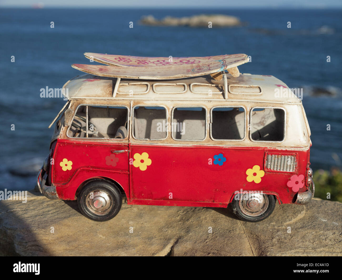 Modellauto Volkswagen T1 klassische Hippie van auf einem Felsen an der Küste Stockfoto