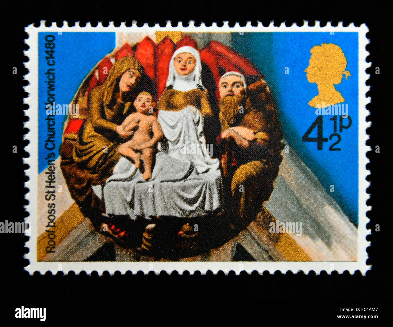 Briefmarke. Great Britain. Königin Elizabeth II. 1974. Weihnachten. Die Kirche Dach Bosse. Die Geburt Christi, Kirche St. Helen, Norwich Stockfoto