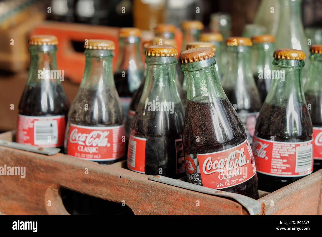 Alte Coca-Cola Classic Flaschen auf Anzeige in eine Holz Kiste, zum Verkauf in einem Antiquitätenladen in ländlichen Alabama, USA. Stockfoto