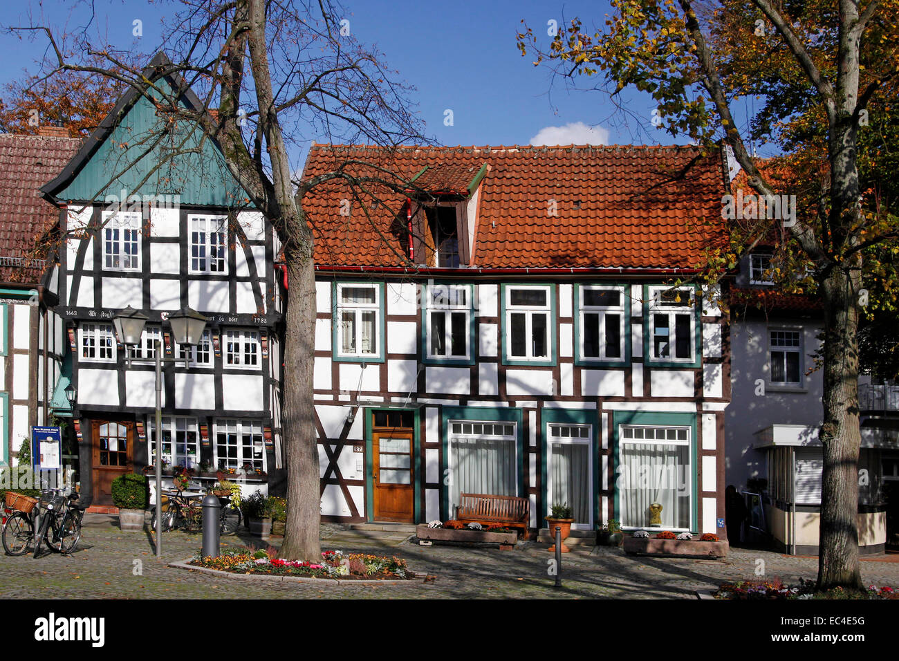 Schöne Fachwerkhäuser im alten Teil der Stadt in Bad Essen, Niedersachsen, Deutschland Stockfoto