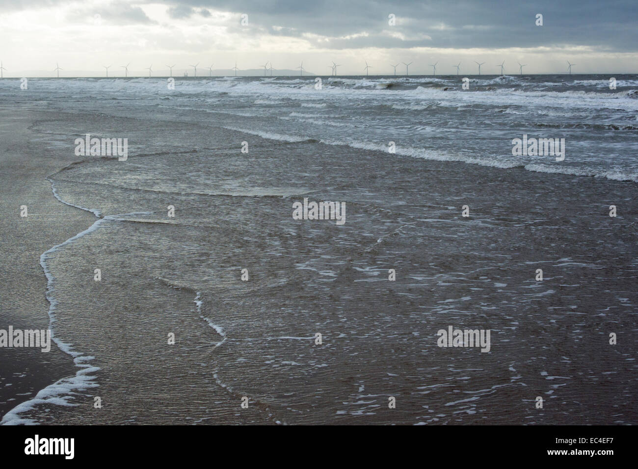 Flut am Strand von Formby Head mit Windkraftanlagen im Hintergrund. Stockfoto