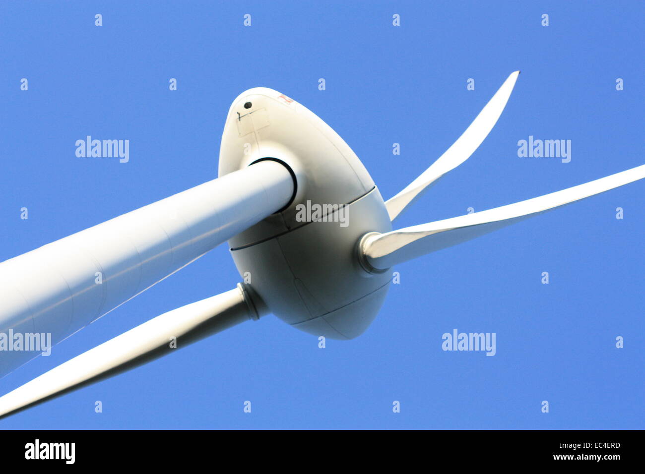 Wind-Motor bei blauem Himmel Stockfoto