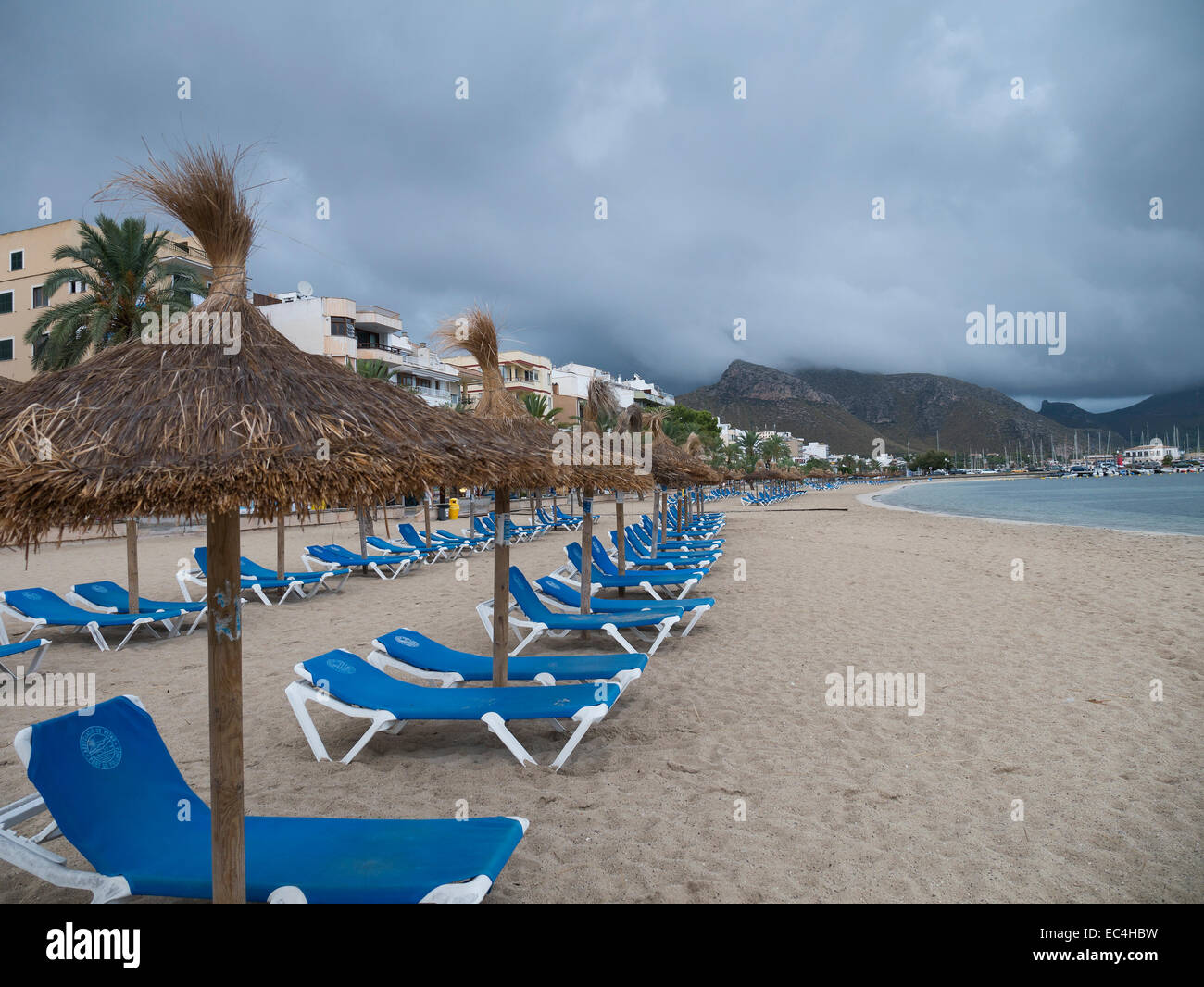 Der Strand auf ein grauer Tag, Peurto Pollensa, Mallorca, Spanien Stockfoto