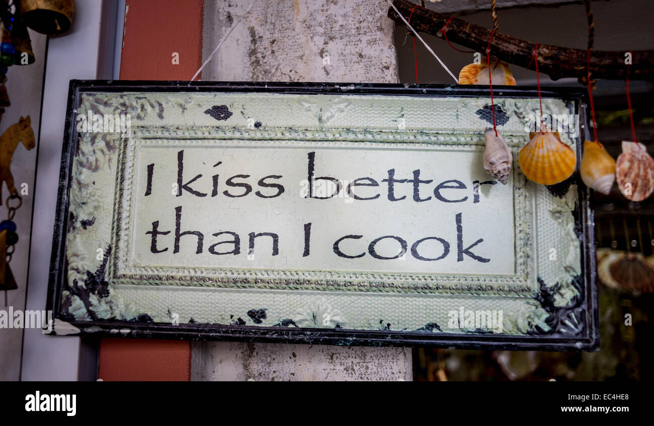 Ich küsse besser als ich, Platte mit der Inschrift koche Stockfoto