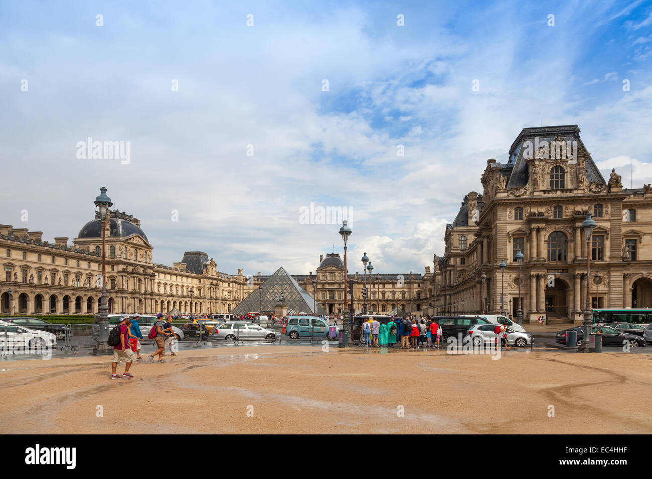 Paris, Frankreich - 7. August 2014: Fassade des Louvre Museums mit Touristen auf der Straße, Paris Stockfoto