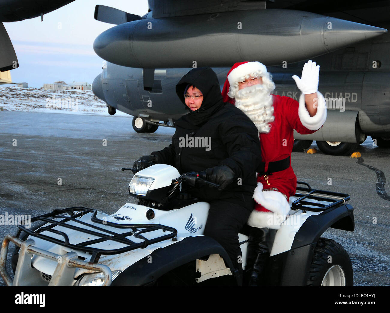 Santa Claus "Wellenlinien" als reitet er aus auf einem ATV während eines Besuchs in einem abgelegenen Dorf Inuit als Teil der Operation Santa Claus 16. Dezember 2009 in Gambell, Alaska. Betrieb Santa Claus hat gespendeten Geschenke an Armen abgelegene Dörfer in Alaska durch Luftwaffe Transport seit 1951 geliefert. Stockfoto