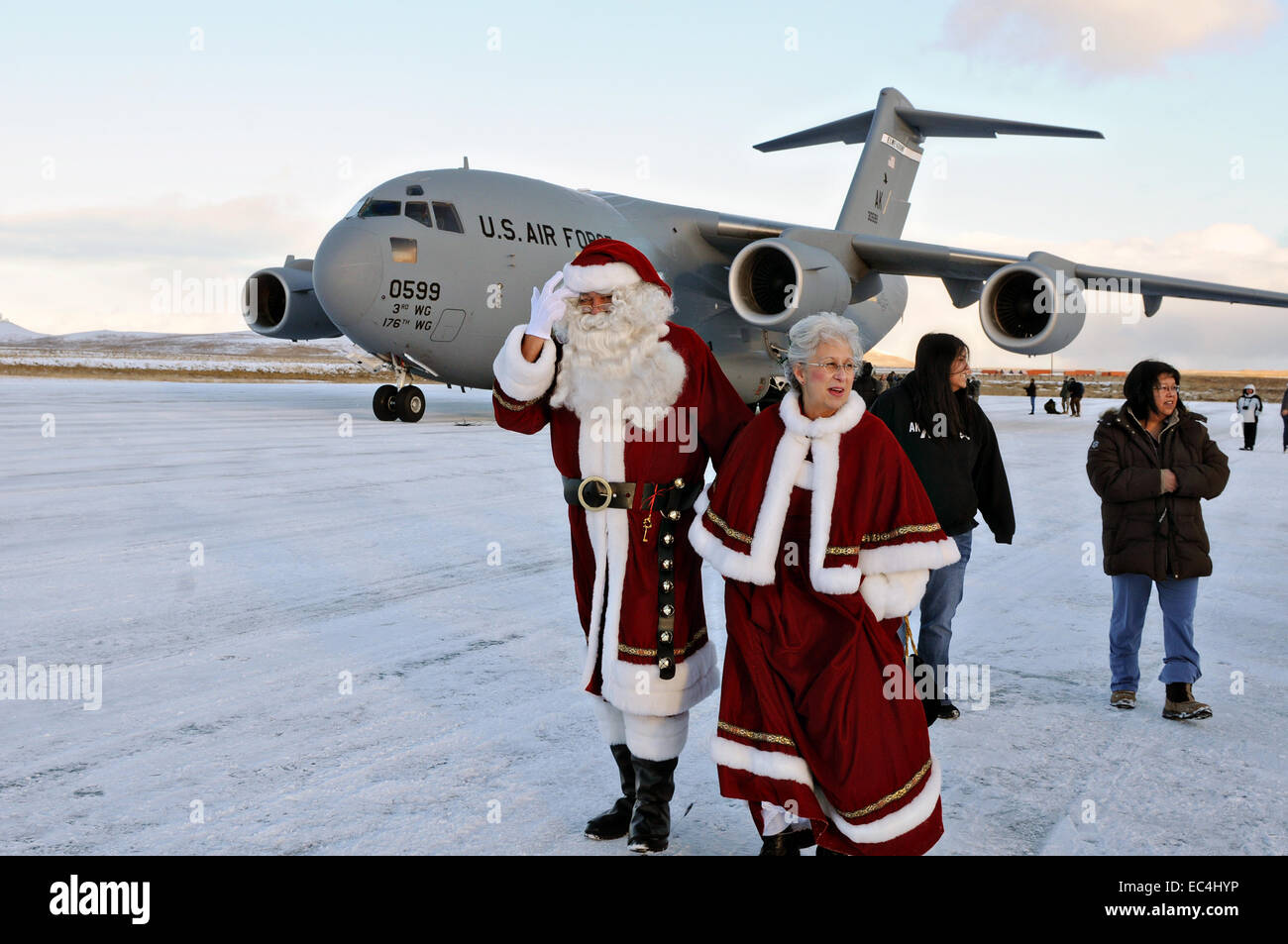 Santa Claus und Mrs. Claus während eines Besuchs in einem abgelegenen Aleut Heimatdorf im Rahmen der Operation Santa Claus 6. November 2010 in St. Paul Island, Alaska. Betrieb Santa Claus hat gespendeten Geschenke an Armen abgelegene Dörfer in Alaska durch Luftwaffe Transport seit 1951 geliefert. Stockfoto