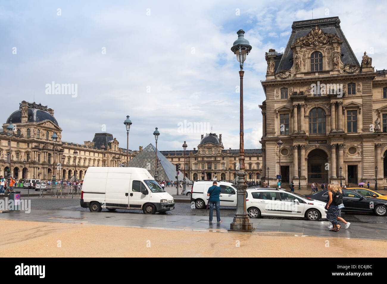 Paris, Frankreich - 7. August 2014: Auto fahren auf der Straße in der Nähe von Fassade des Louvre-Museum, Paris Stockfoto