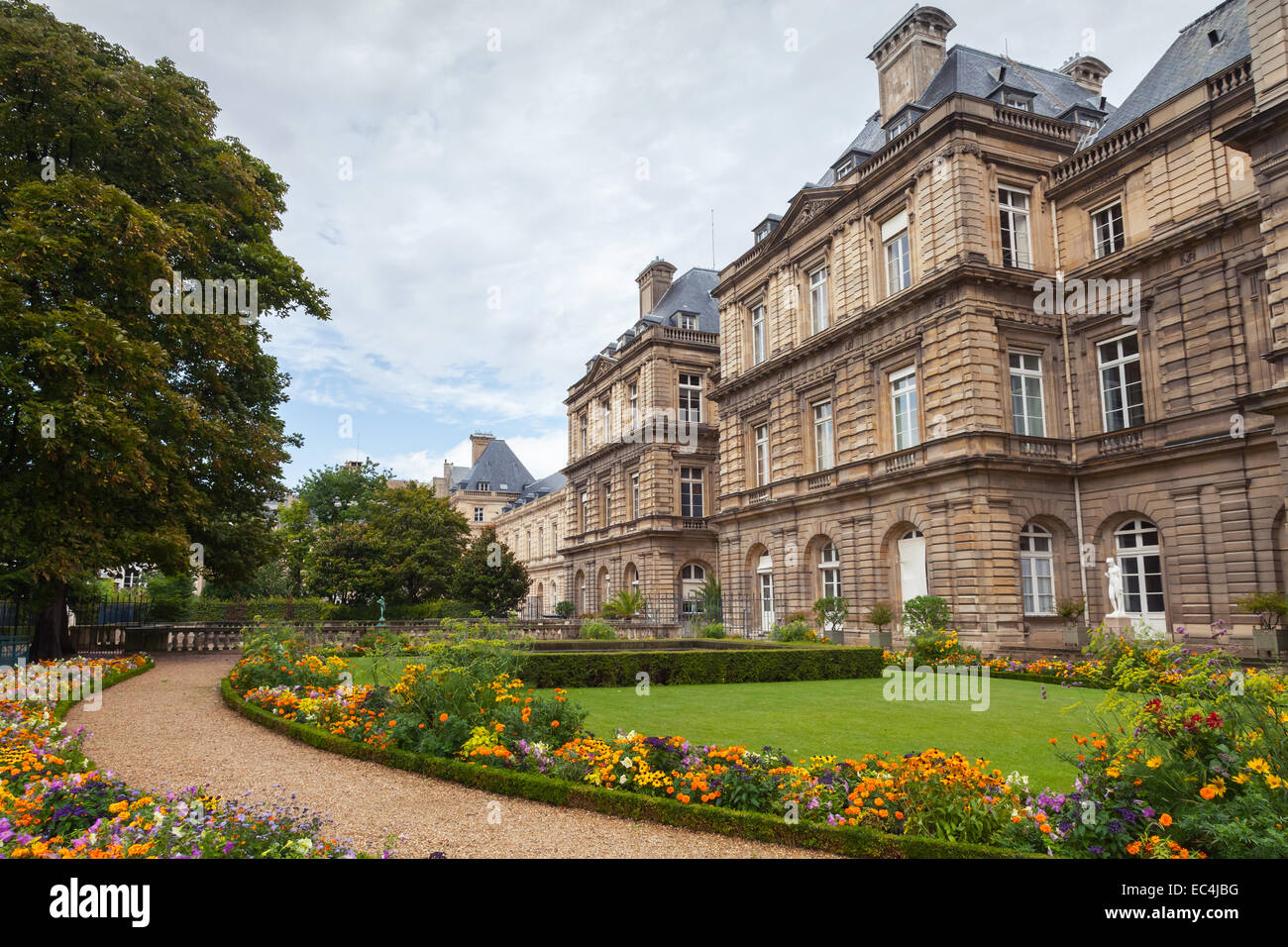 Paris, Frankreich - 10. August 2014: Palais du Luxembourg Fassade im Jardin du Luxembourg, Paris, Frankreich Stockfoto