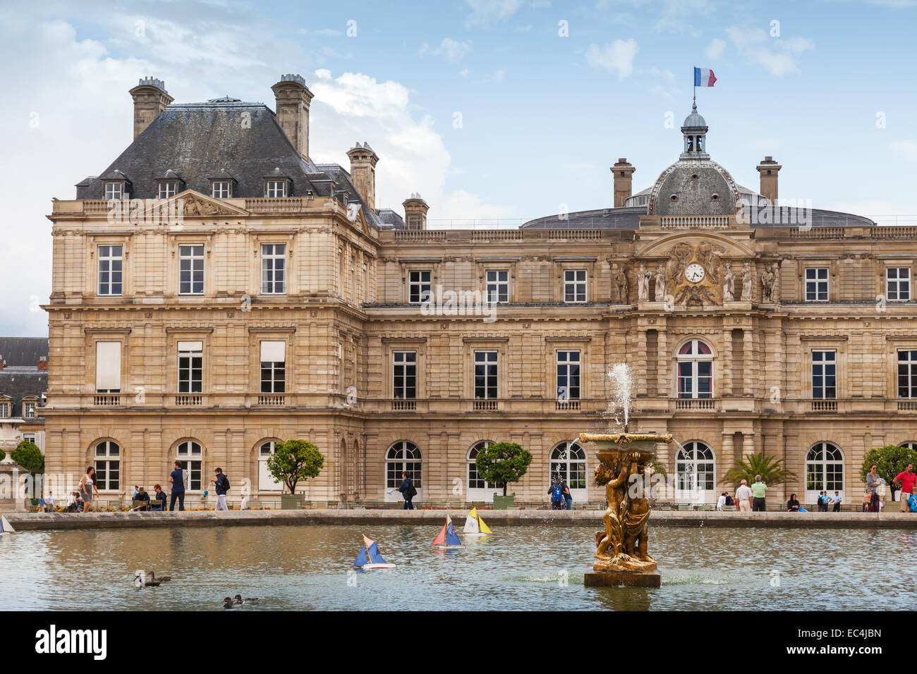 Paris, Frankreich - 10. August 2014: Palais du Luxembourg und Teich mit dem Springbrunnen. Jardin du Luxembourg in Paris Stockfoto