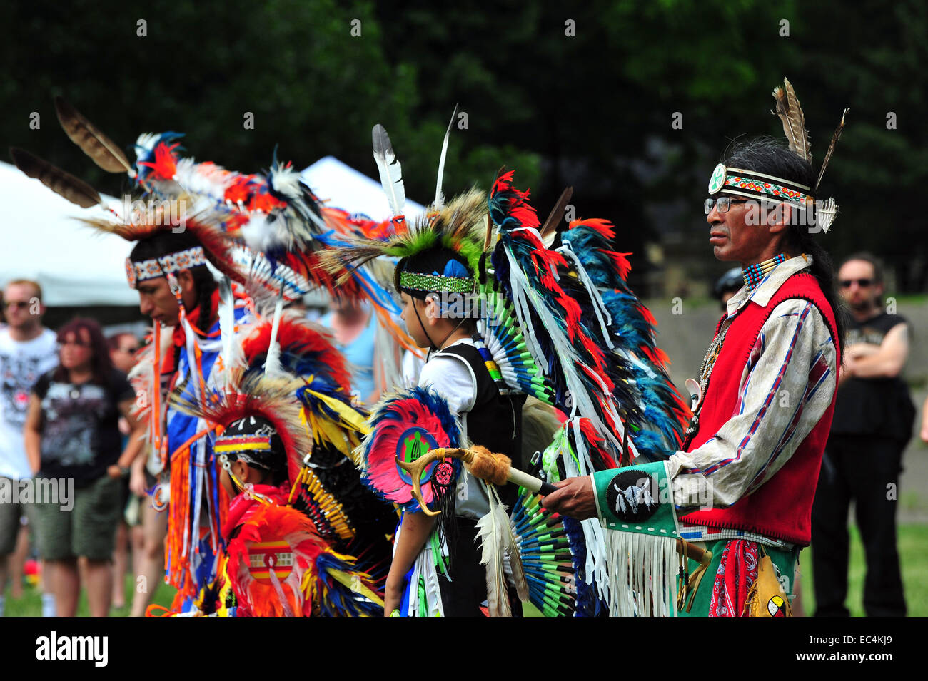 Eingeborene Kanadier teilnehmen in Canada Day Feierlichkeiten in einem Park in London, Ontario. Stockfoto