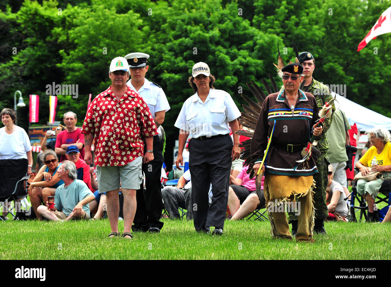 Eingeborene Kanadier teilnehmen in Canada Day Feierlichkeiten in einem Park in London, Ontario. Stockfoto