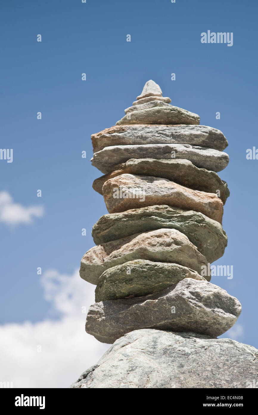 Stein-Männer von Granitplatten zeigen uns den Weg durch die hohen Tauern Stockfoto