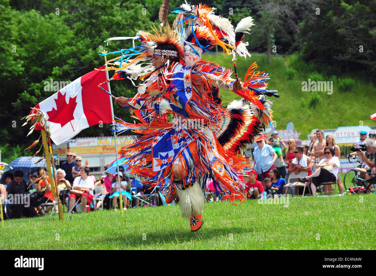 Eingeborene Kanadier Tanz während der Canada Day Feierlichkeiten statt in einem Park in London, Ontario. Stockfoto