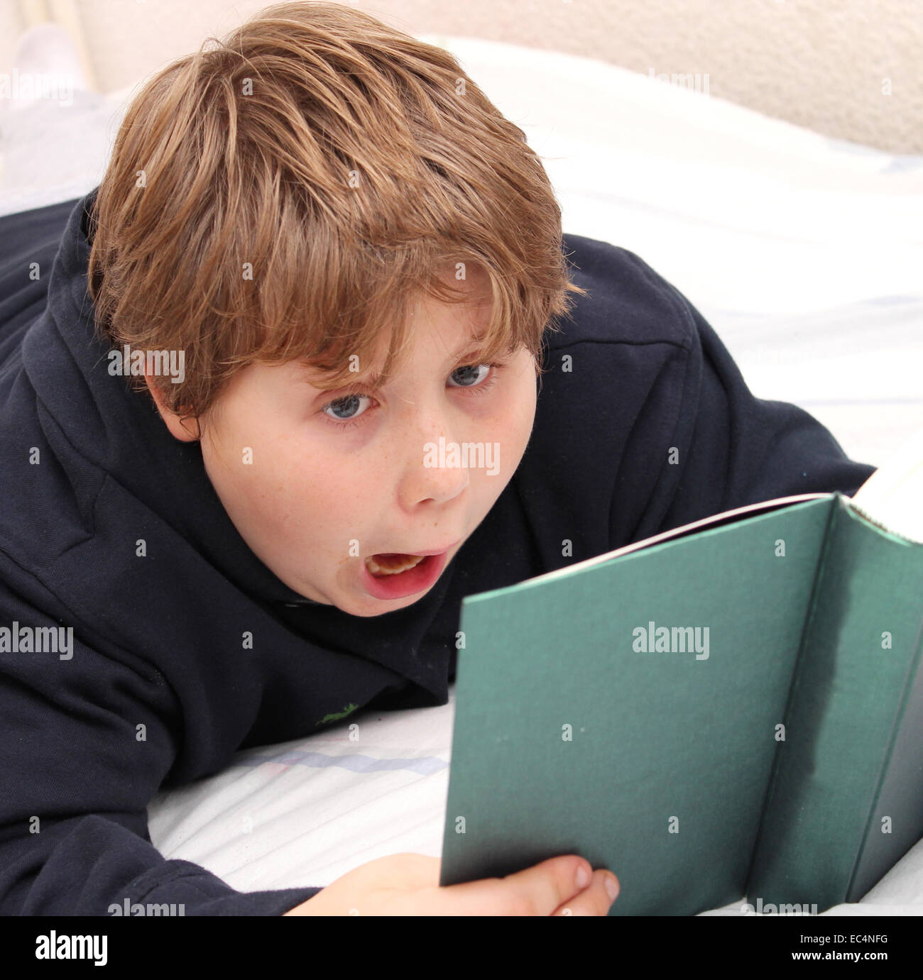 Kind liest ein Buch Stockfoto
