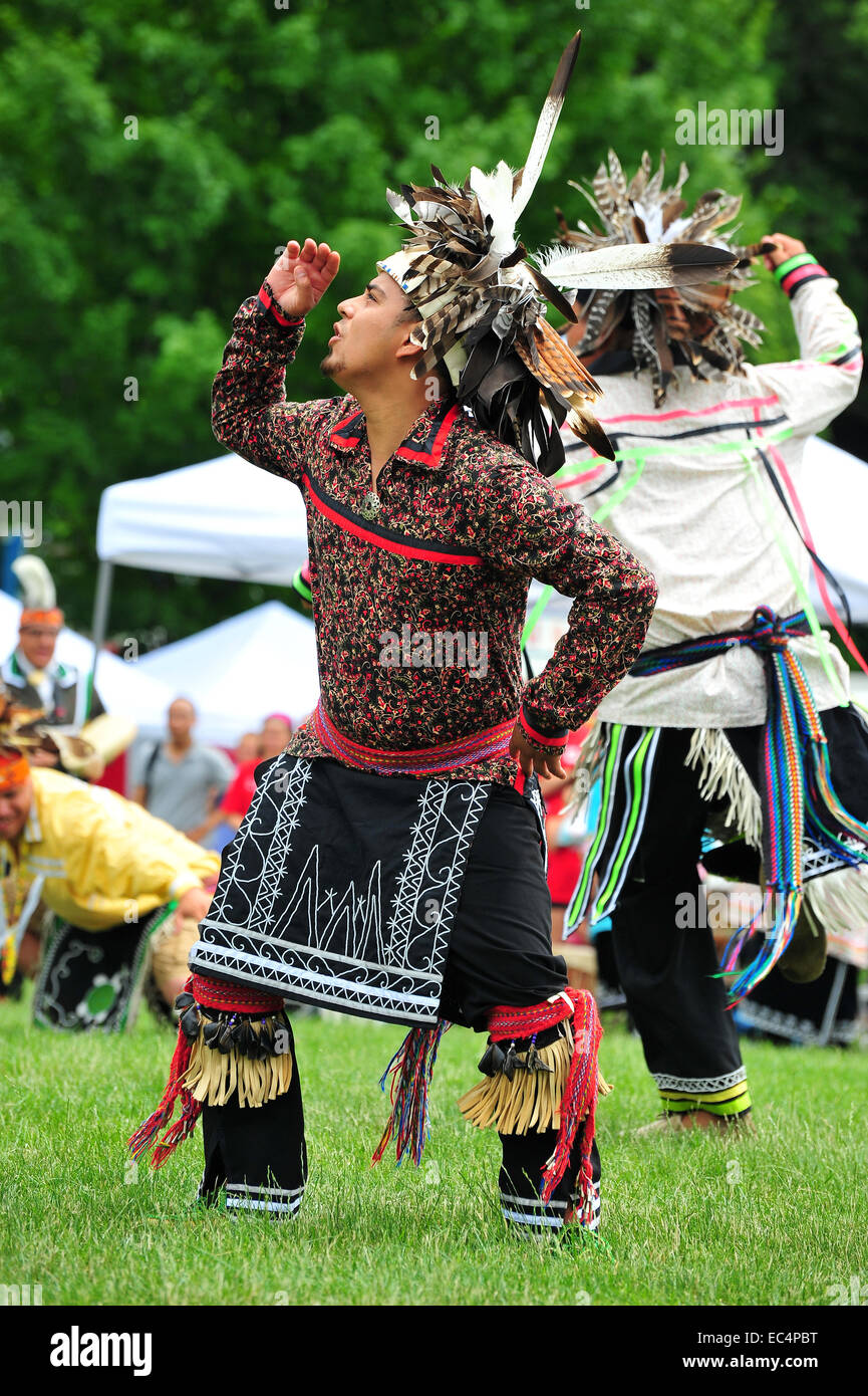 Eingeborene Kanadier teilnehmen in Canada Day Feierlichkeiten in einem Park in London, Ontario. Stockfoto