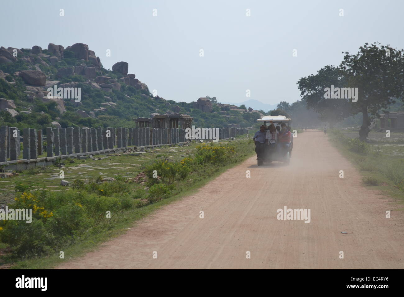 Auf dem Weg Vittala Tempelkomplex - Non - verschmutzen Fahrzeugen zur Beförderung von Touristen @ Hampi - UNESCO Weltkulturerbe Stockfoto