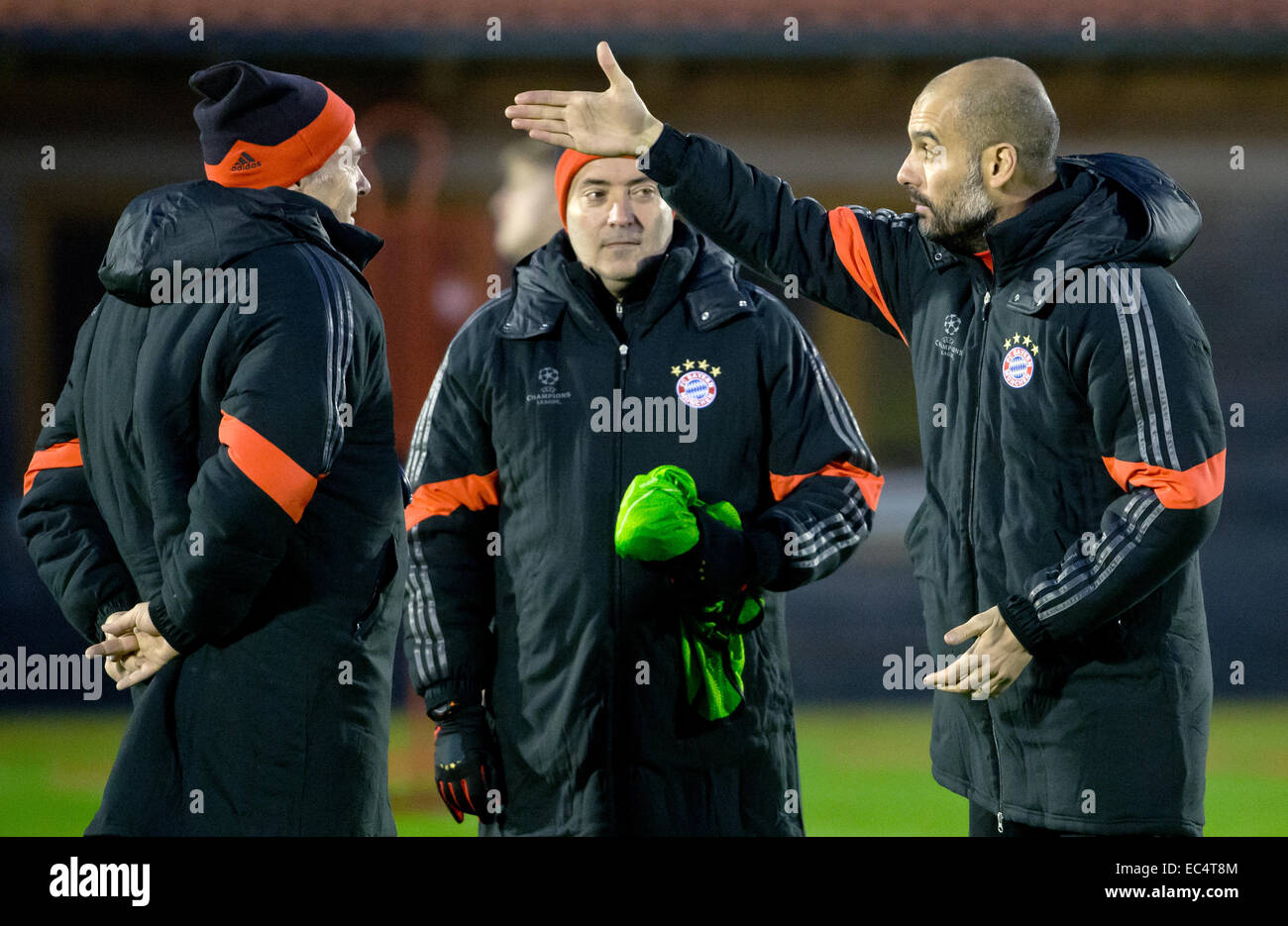 München, Deutschland. 9. Dezember 2014. Münchens Trainer Pep Guardiola (R) spricht mit Co-Trainer Hermann Gerland (R) und Domenec Torrent während des letzten Trainings im Clubhaus an der Saebener Straße in München, 9. Dezember 2014. FC Bayern München spielt ZSKA Moskau in der Gruppenphase der Champions League am 10. Dezember 2014. Foto: SVEN HOPPE/Dpa/Alamy Live News Stockfoto