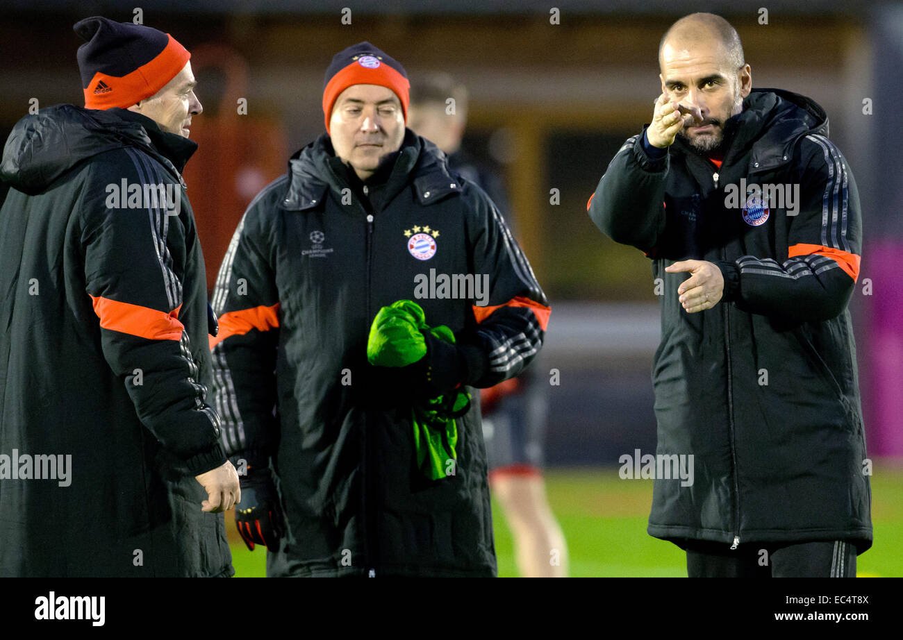München, Deutschland. 9. Dezember 2014. Münchens Trainer Pep Guardiola (R) spricht mit Co-Trainer Hermann Gerland (L) und Domenec Torrent während des letzten Trainings im Clubhaus an der Saebener Straße in München, 9. Dezember 2014. FC Bayern München spielt ZSKA Moskau in der Gruppenphase der Champions League am 10. Dezember 2014. Foto: SVEN HOPPE/Dpa/Alamy Live News Stockfoto