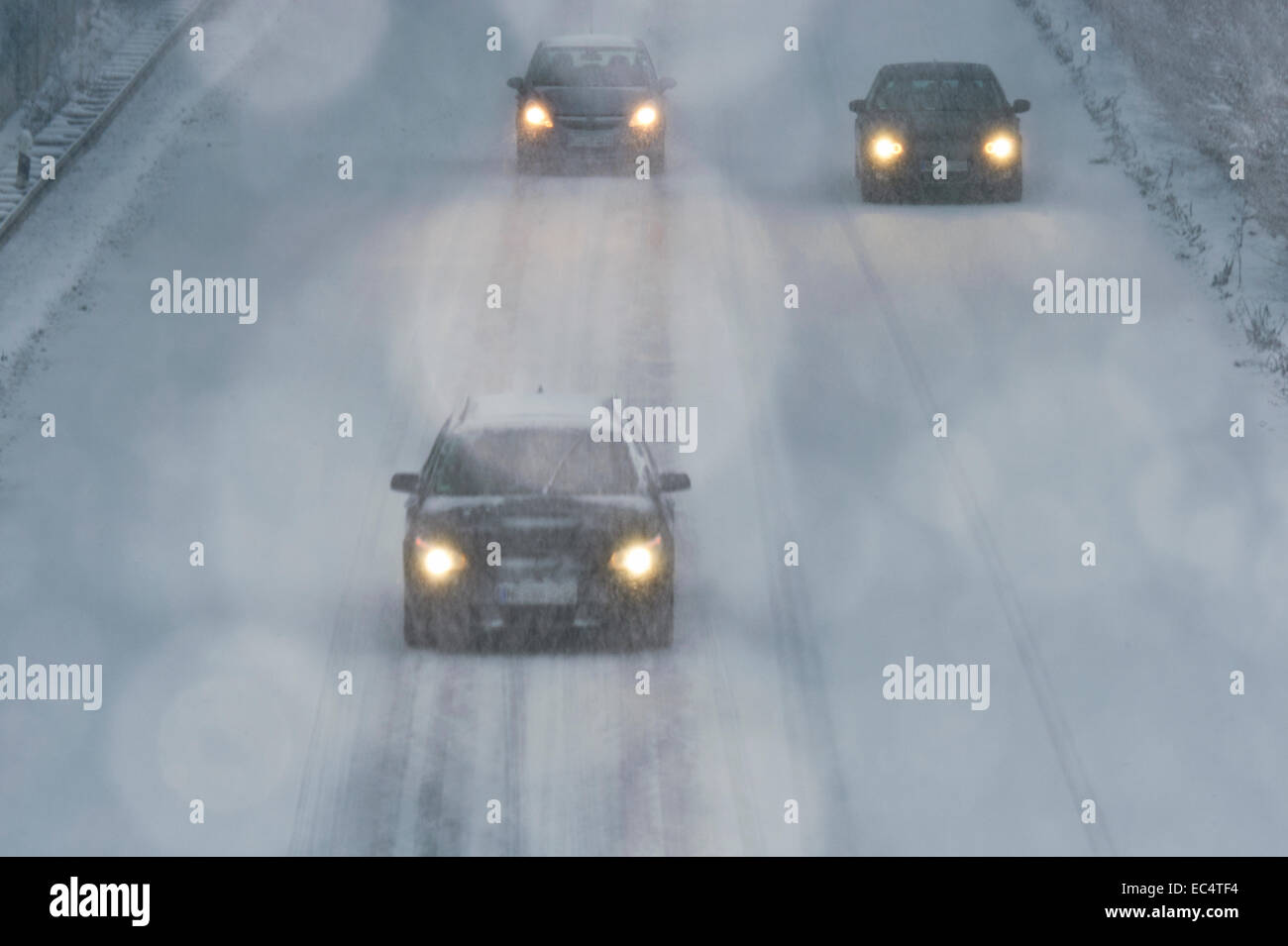 3 Autos im Schnee auf einer Autobahn Stockfoto