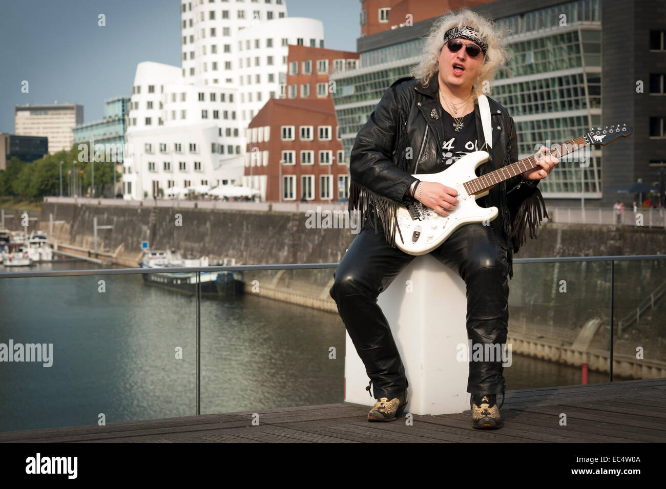 Gitarrist in der Medien-Hafen-Düsseldorf Stockfoto