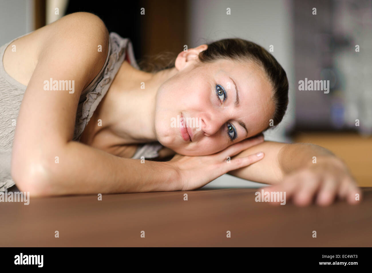 junge Frau ruht ihren Kopf auf seinen arm Stockfoto