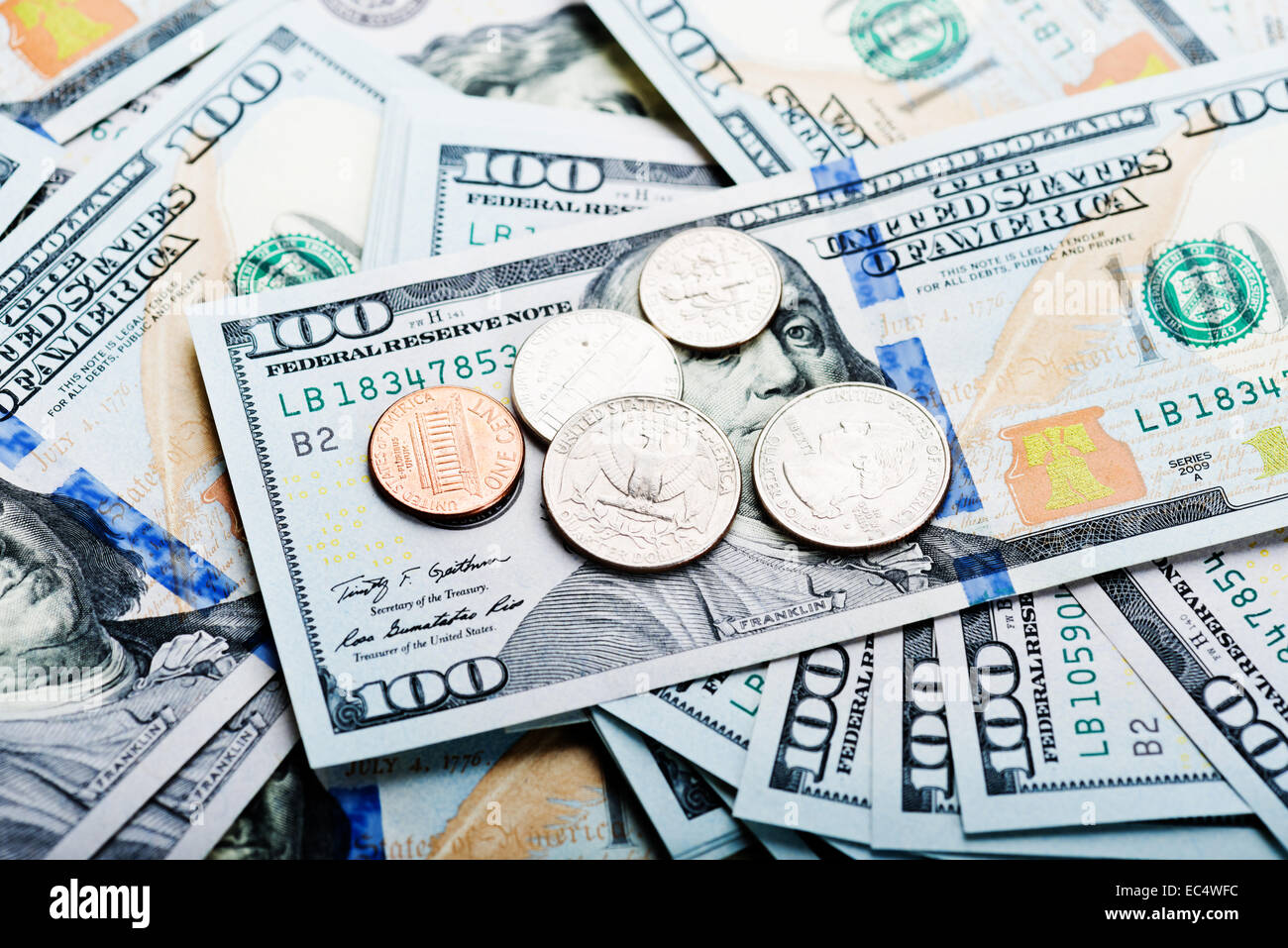 Haufen von Münzen und Dollar Geld Stockfoto