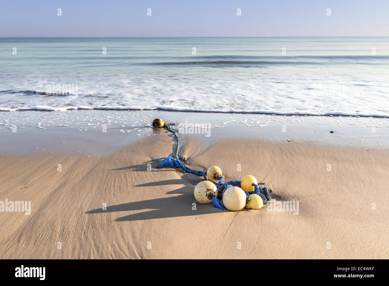 Strand von Bournemouth anzeigen Lobster Pot Bojen und ruhigen Wellen und blauer Himmel Stockfoto