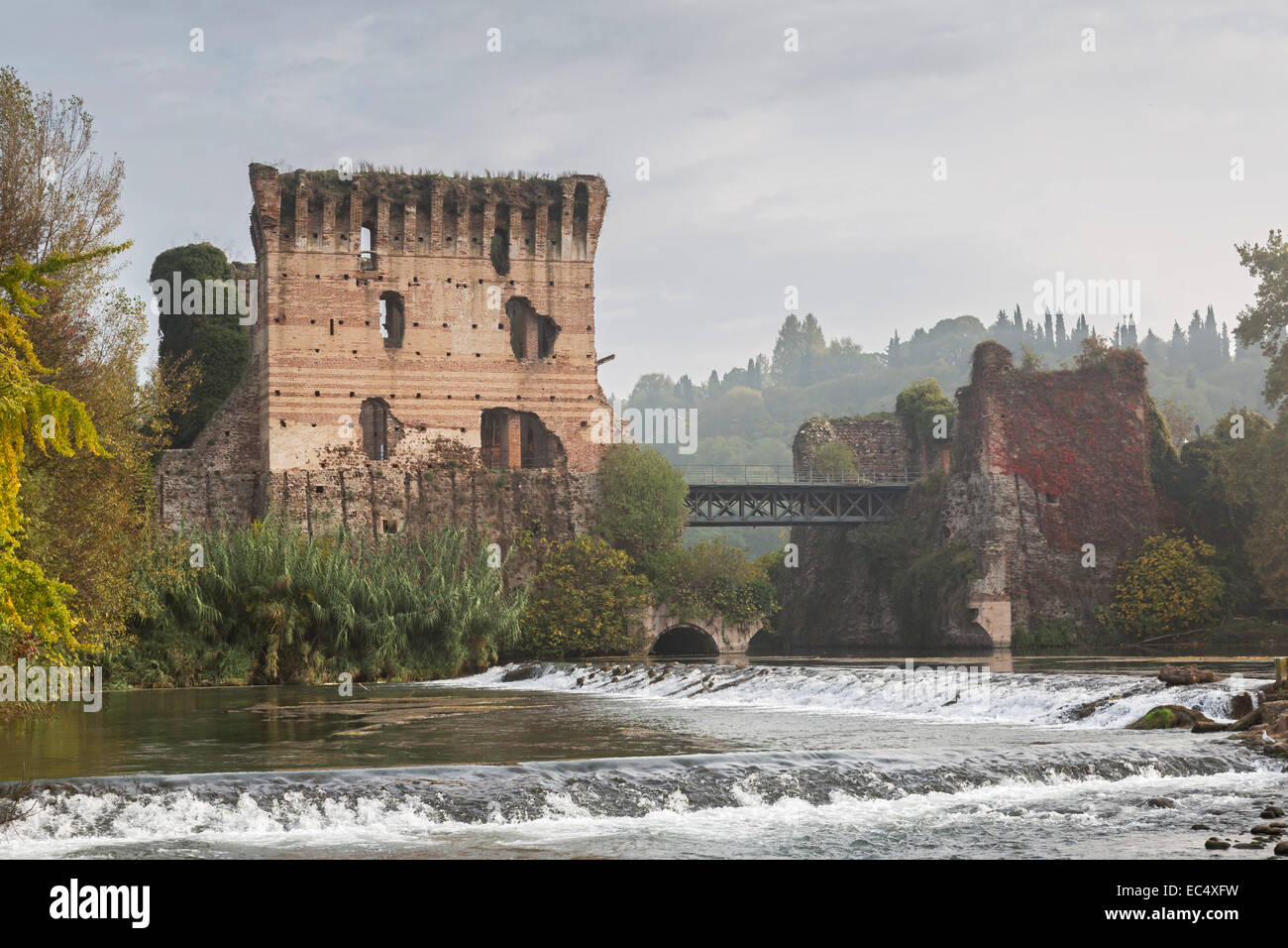 Ponte Visconteo ist eine mittelalterliche dam und Brückenbau mit Festung Charakter in der Region Venetien. Stockfoto