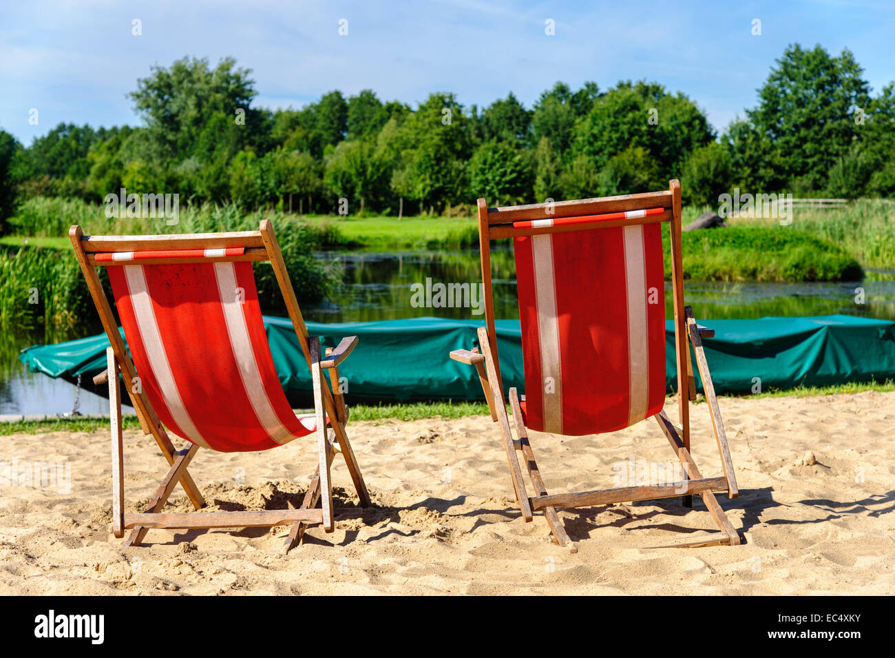 2 Liegestühle am Strand der Spree Stockfoto