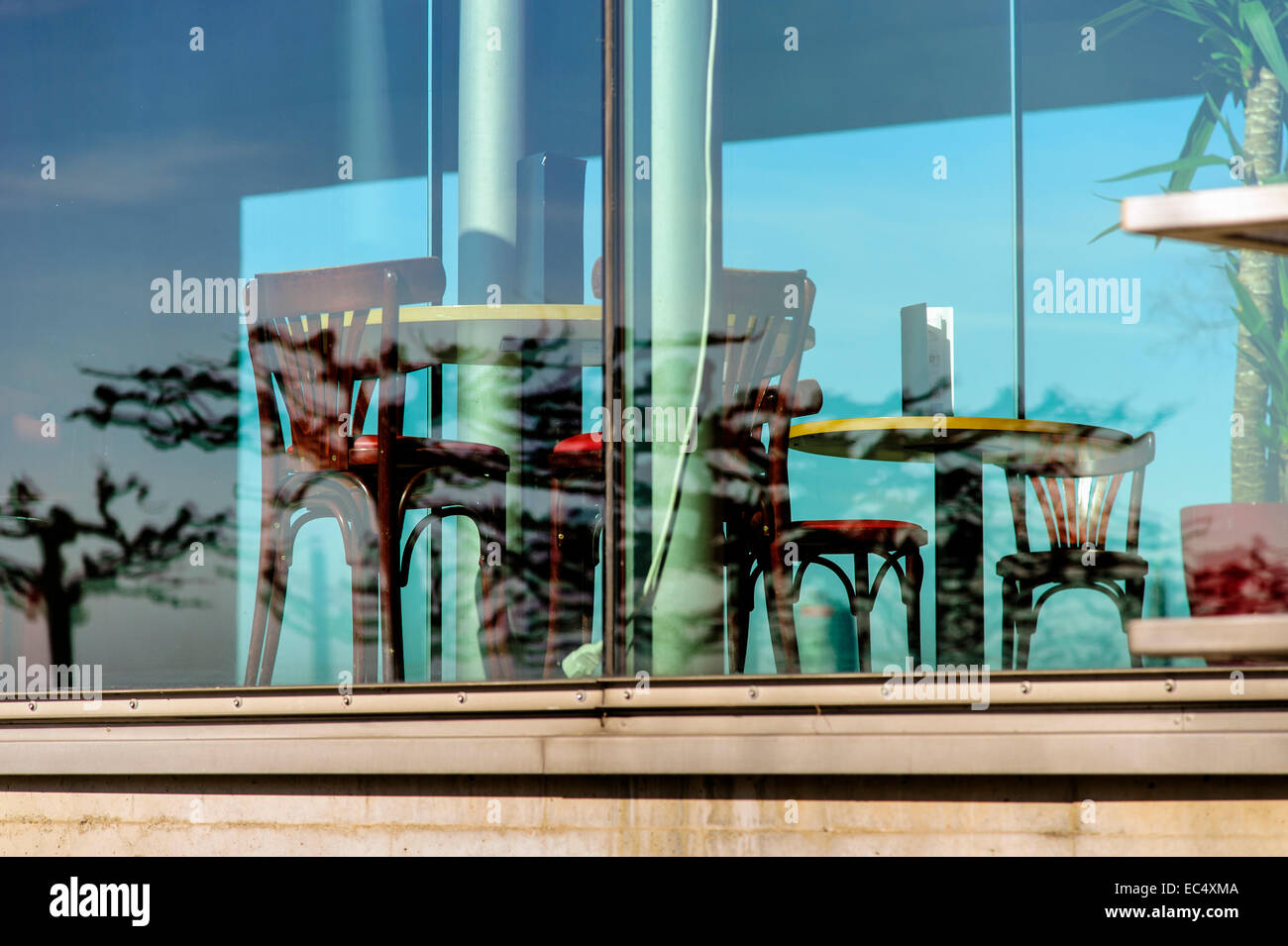Sitzt hinter getönten Scheiben Stockfoto